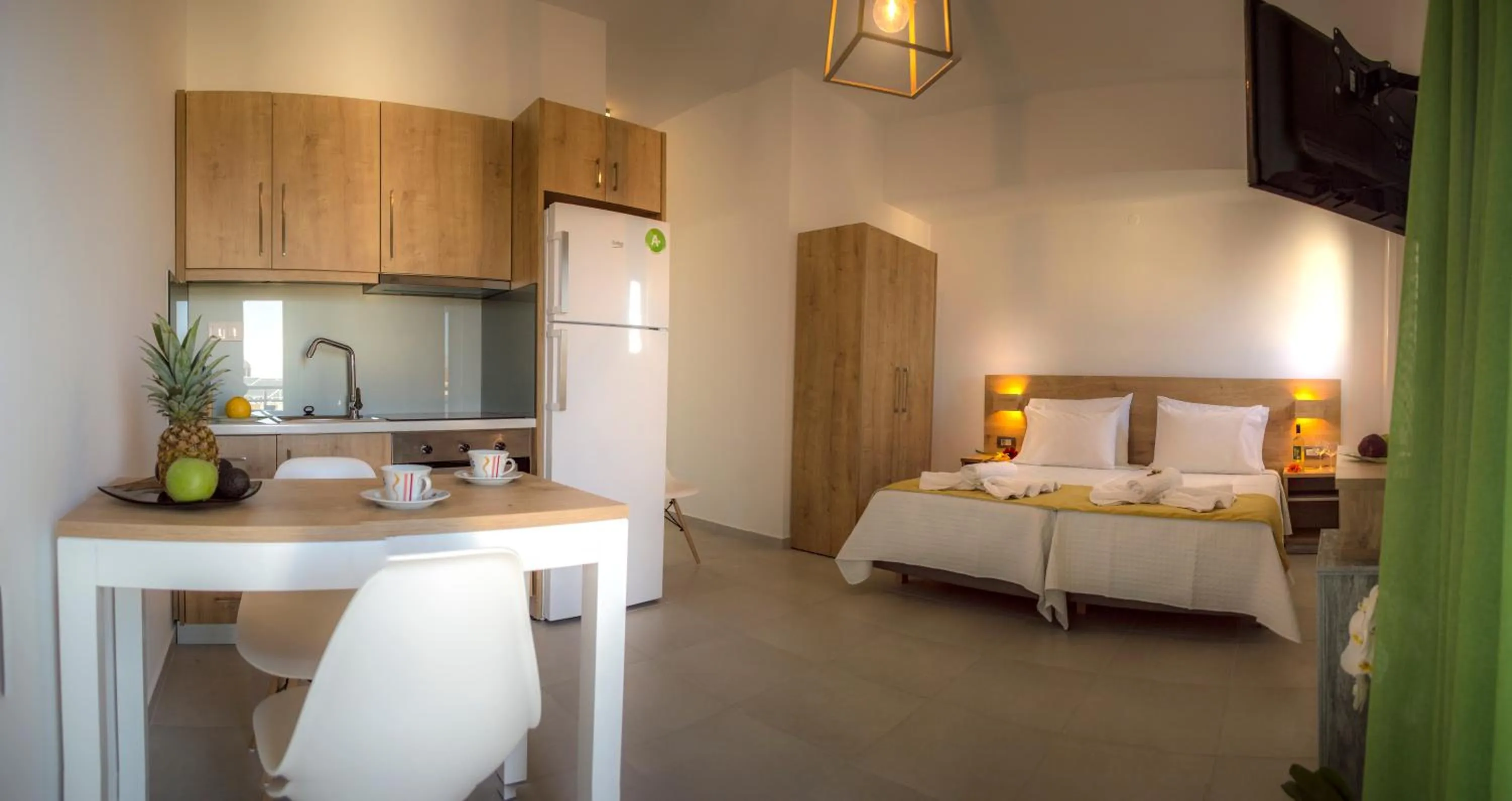 Kitchen or kitchenette, Bed in Castell Hotel
