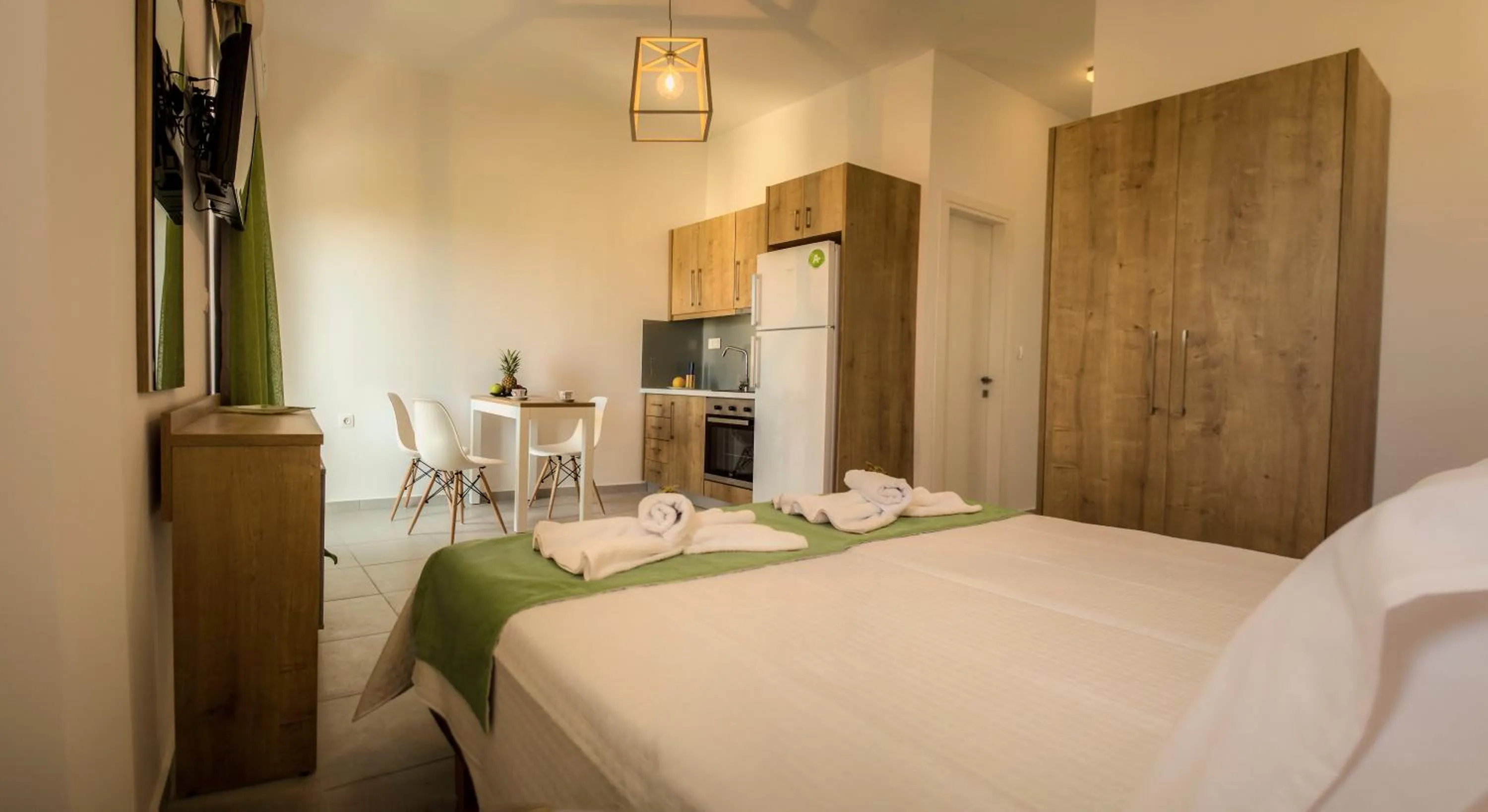 Kitchen or kitchenette, Bed in Castell Hotel