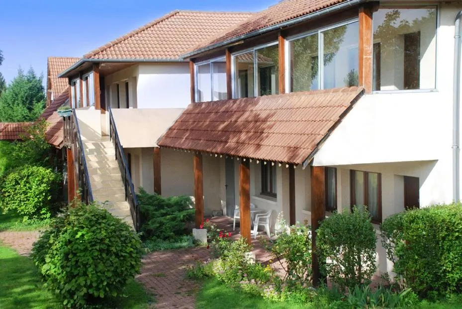 Facade/entrance in The Originals Access, Hôtel La Dousseine, Dreux Nord