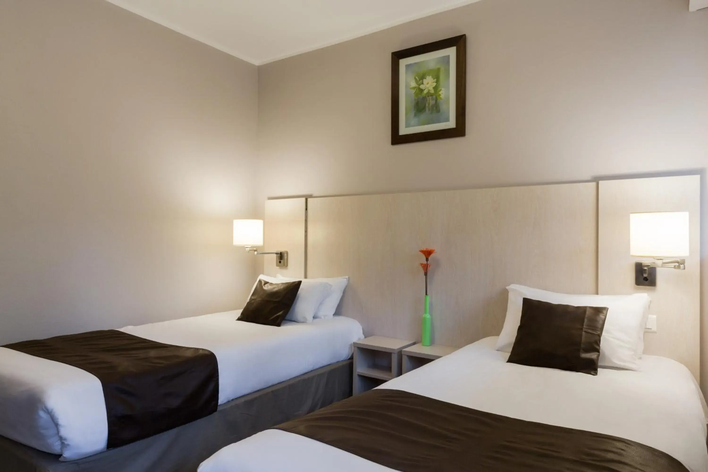 Bedroom, Bed in The Originals Access, Hôtel La Dousseine, Dreux Nord Bedroom, Bed in The Originals Access, Hôtel La Dousseine, Dreux Nord