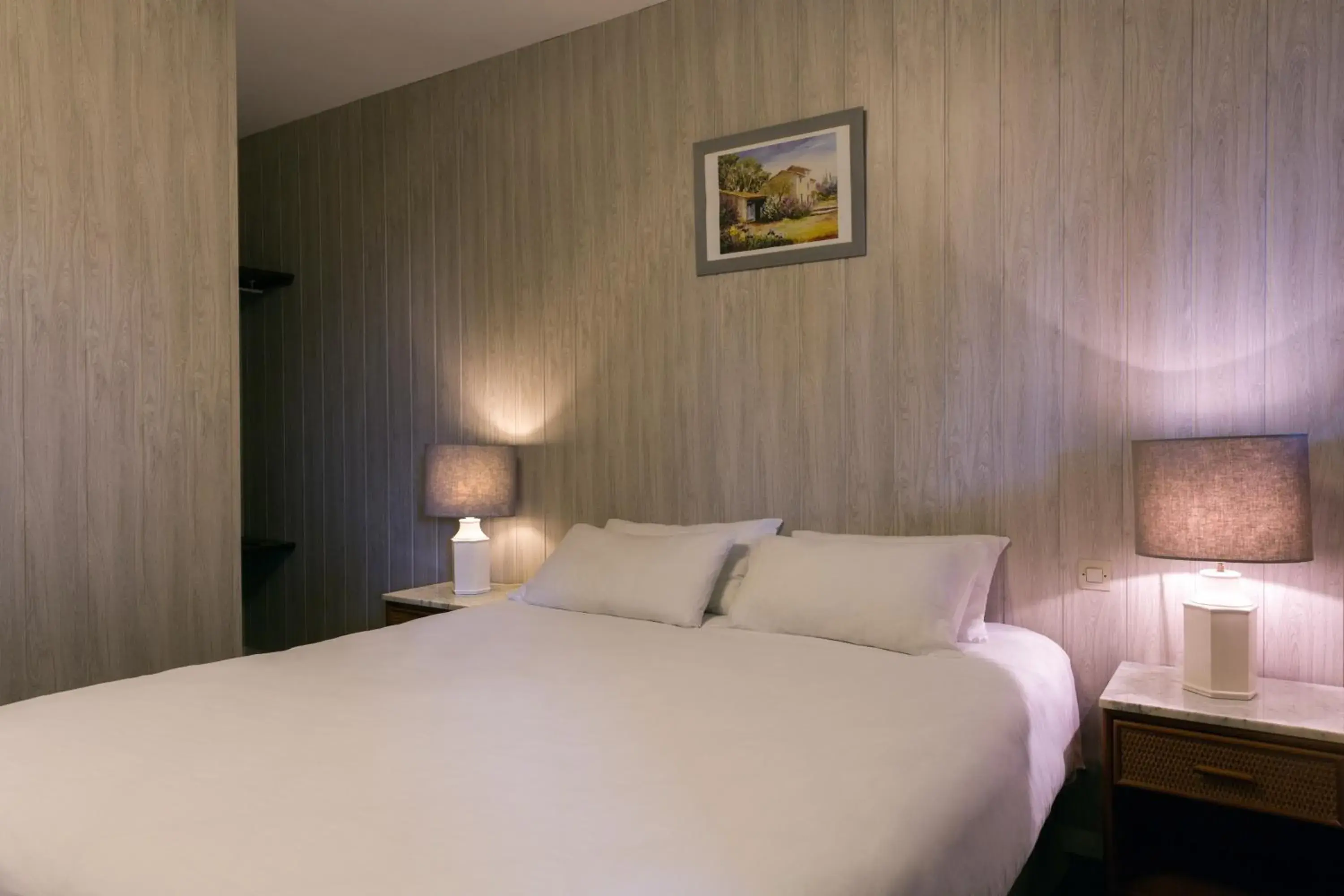 Bed in The Originals Access, Hôtel La Dousseine, Dreux Nord Bed in The Originals Access, Hôtel La Dousseine, Dreux Nord