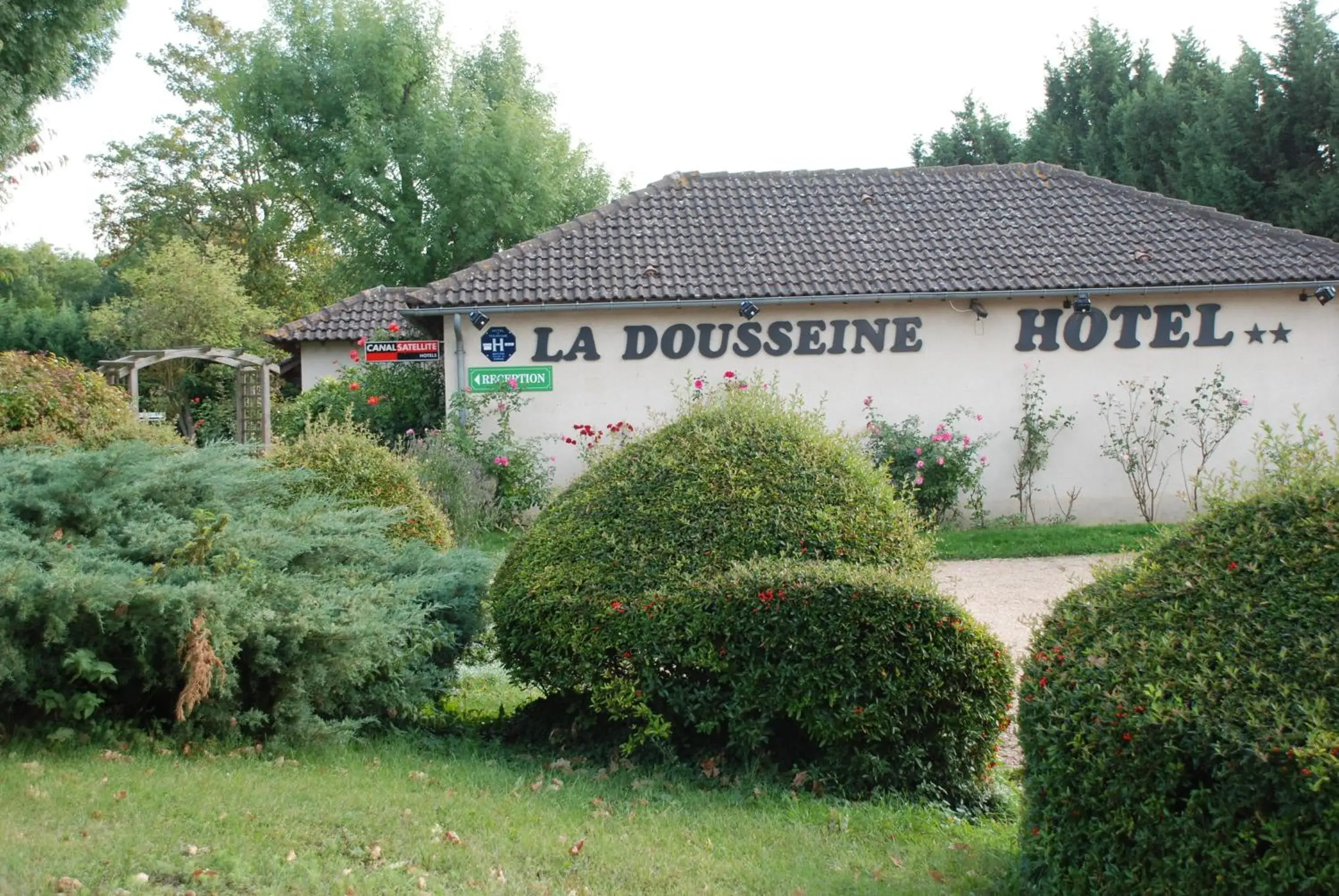 Facade/entrance in The Originals Access, Hôtel La Dousseine, Dreux Nord Facade/entrance in The Originals Access, Hôtel La Dousseine, Dreux Nord