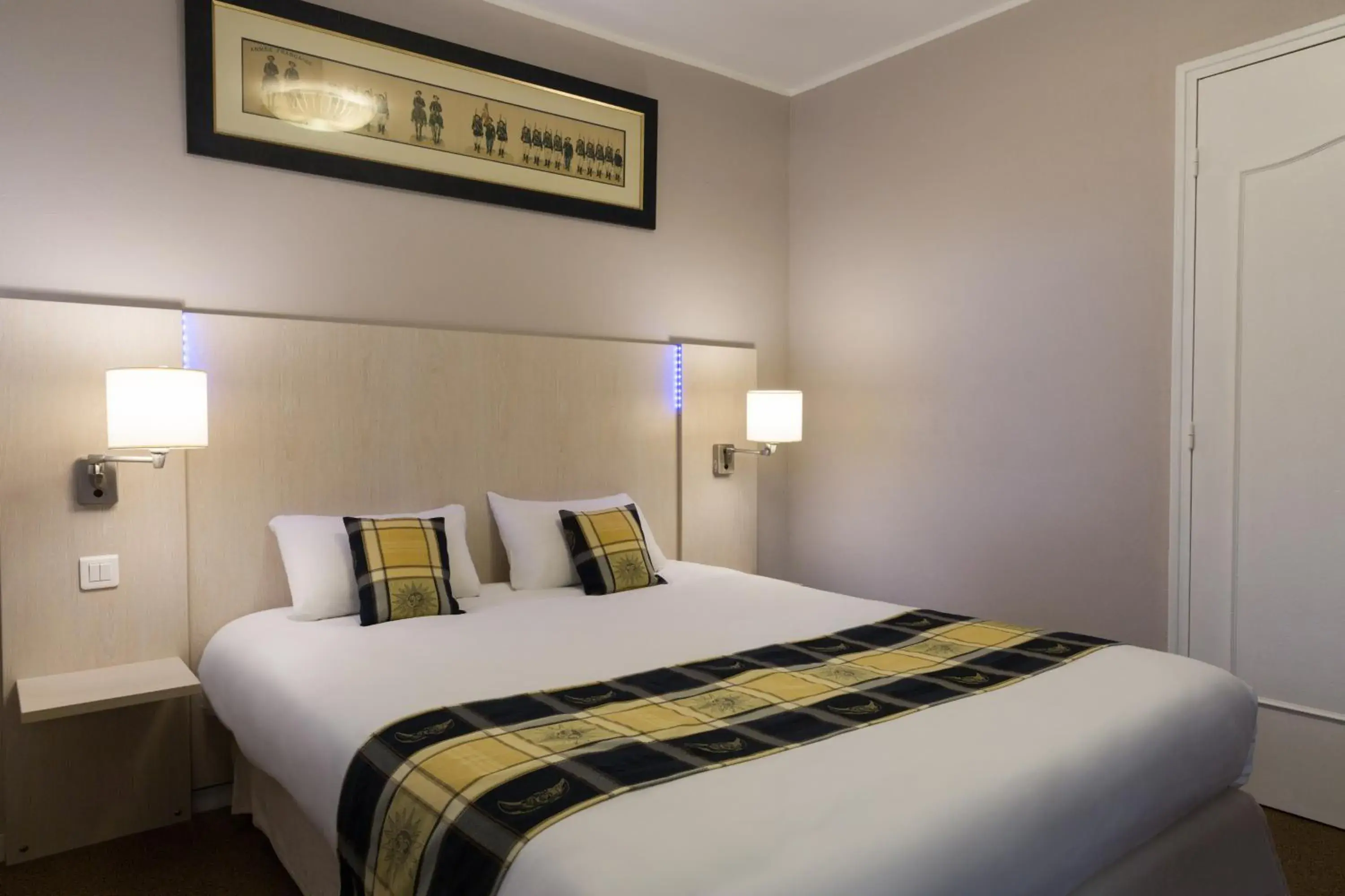 Bed in The Originals Access, Hôtel La Dousseine, Dreux Nord Bed in The Originals Access, Hôtel La Dousseine, Dreux Nord