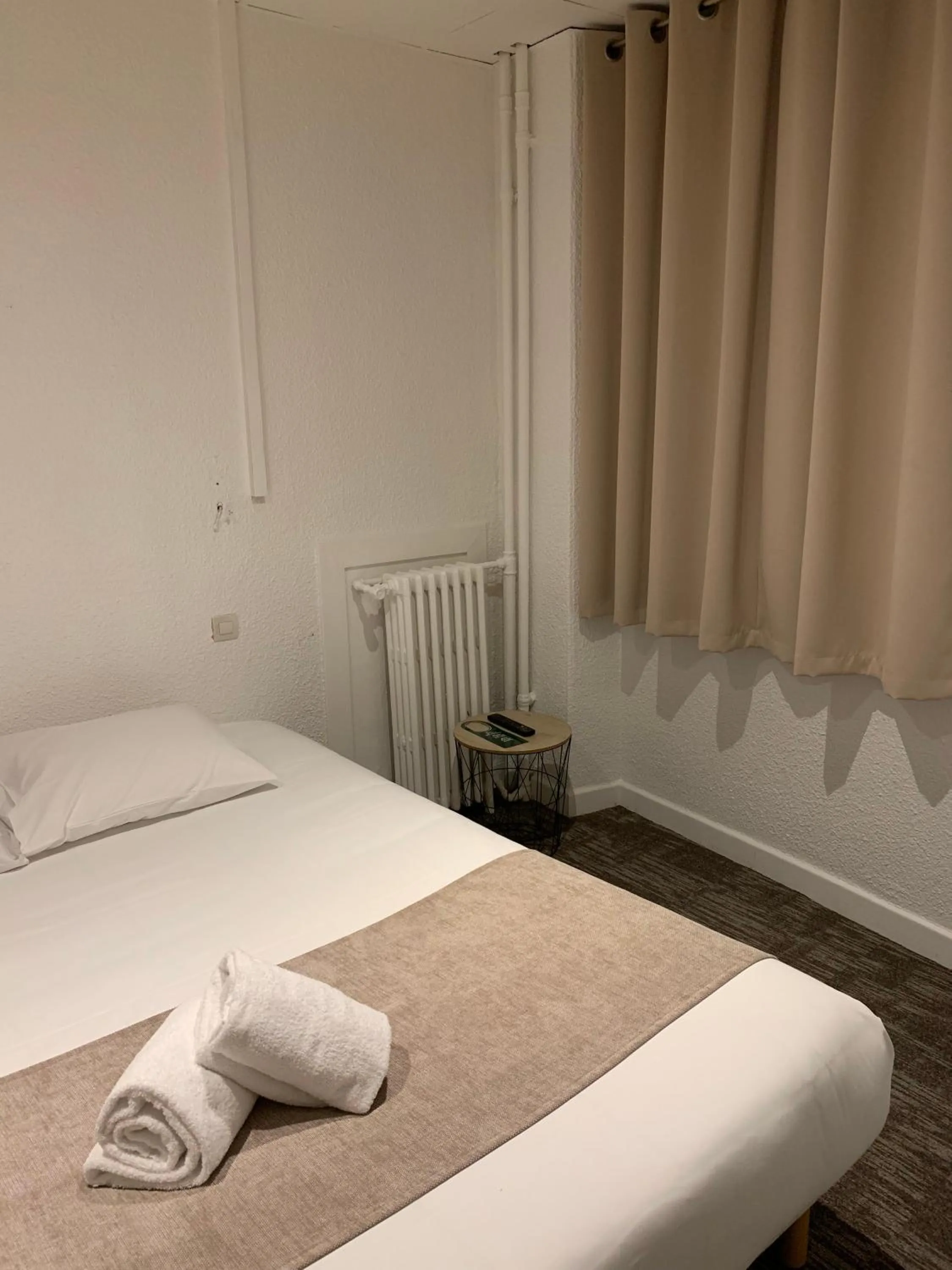 Bed in Hotel de Bretagne