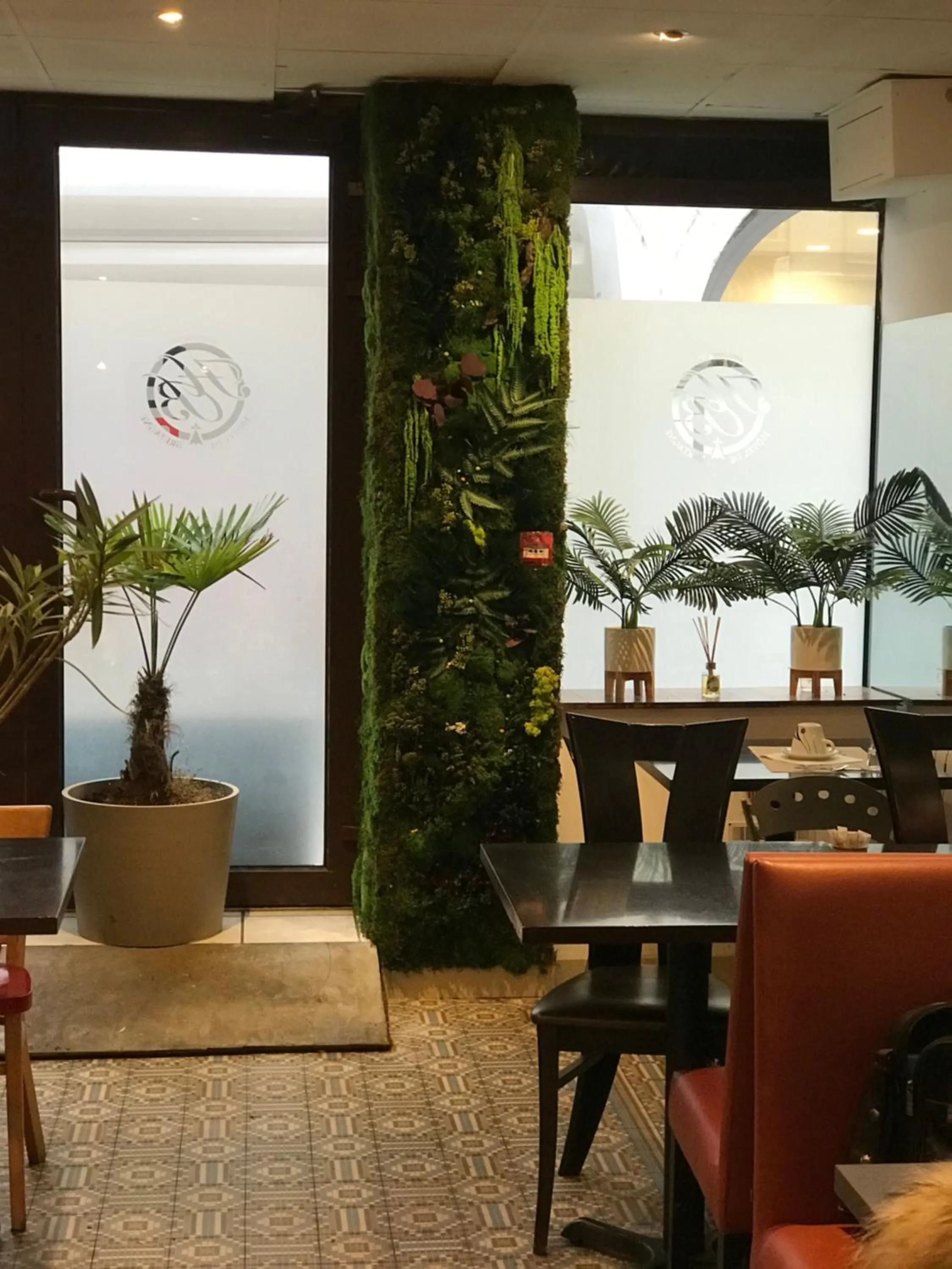 Buffet breakfast in Hotel de Bretagne