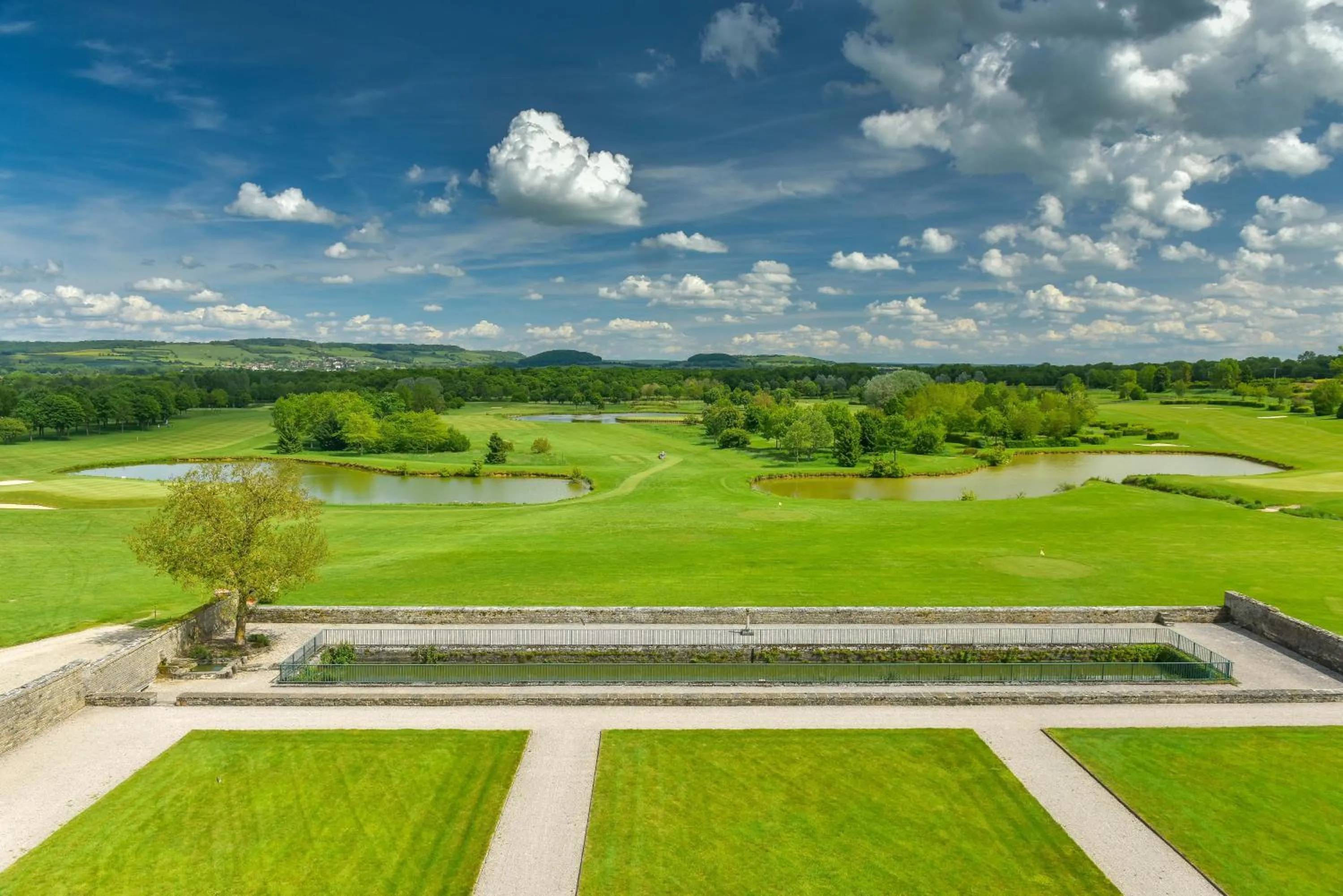 Lake view in Hôtel Golf Château de Chailly