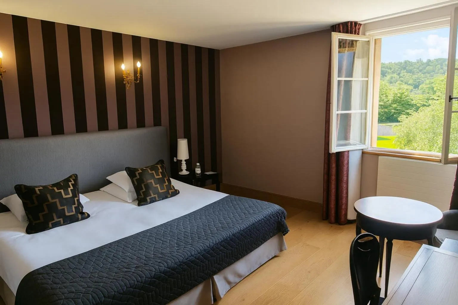 Bed in Hôtel Golf Château de Chailly