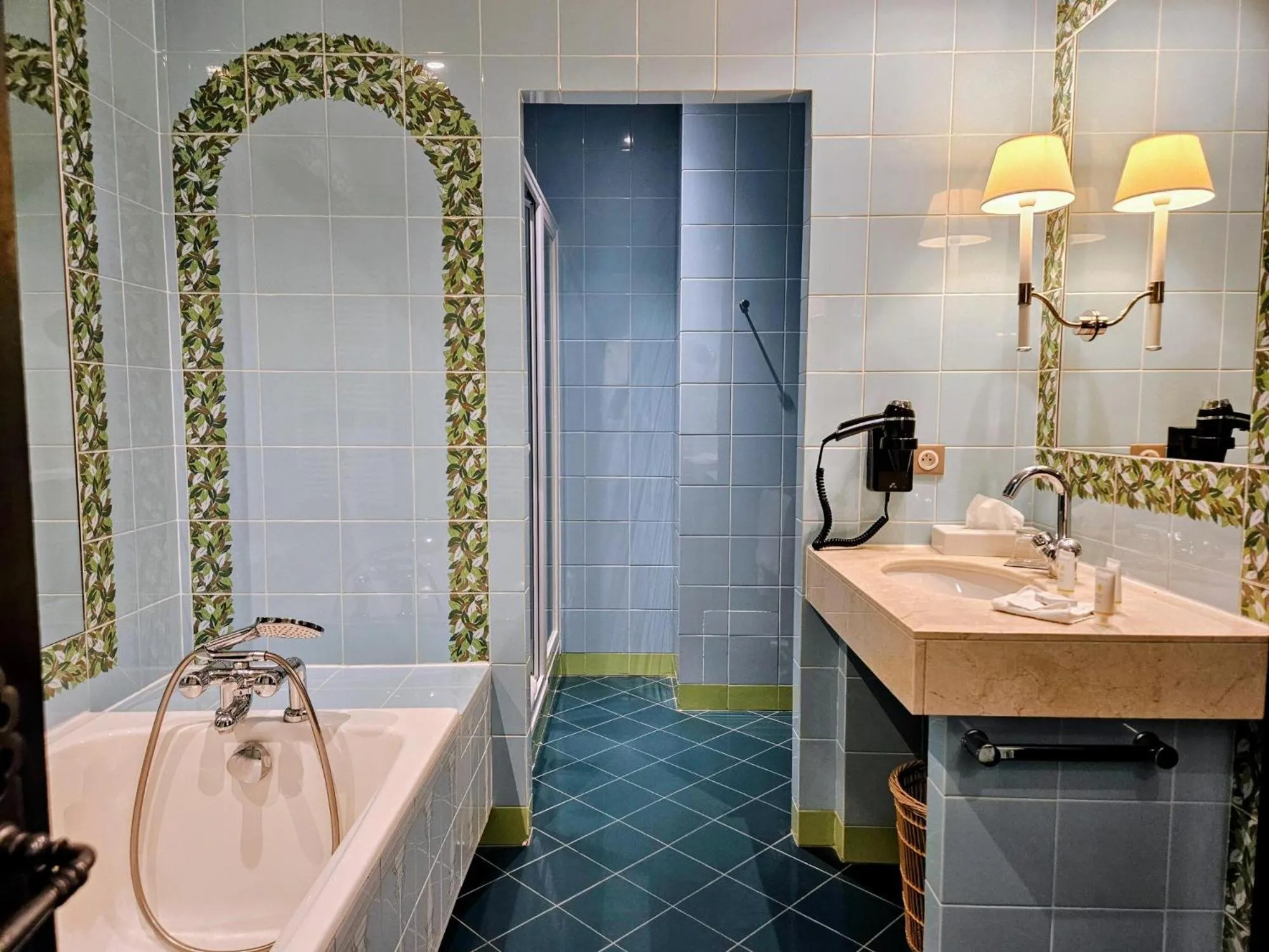 Shower in Hôtel Golf Château de Chailly