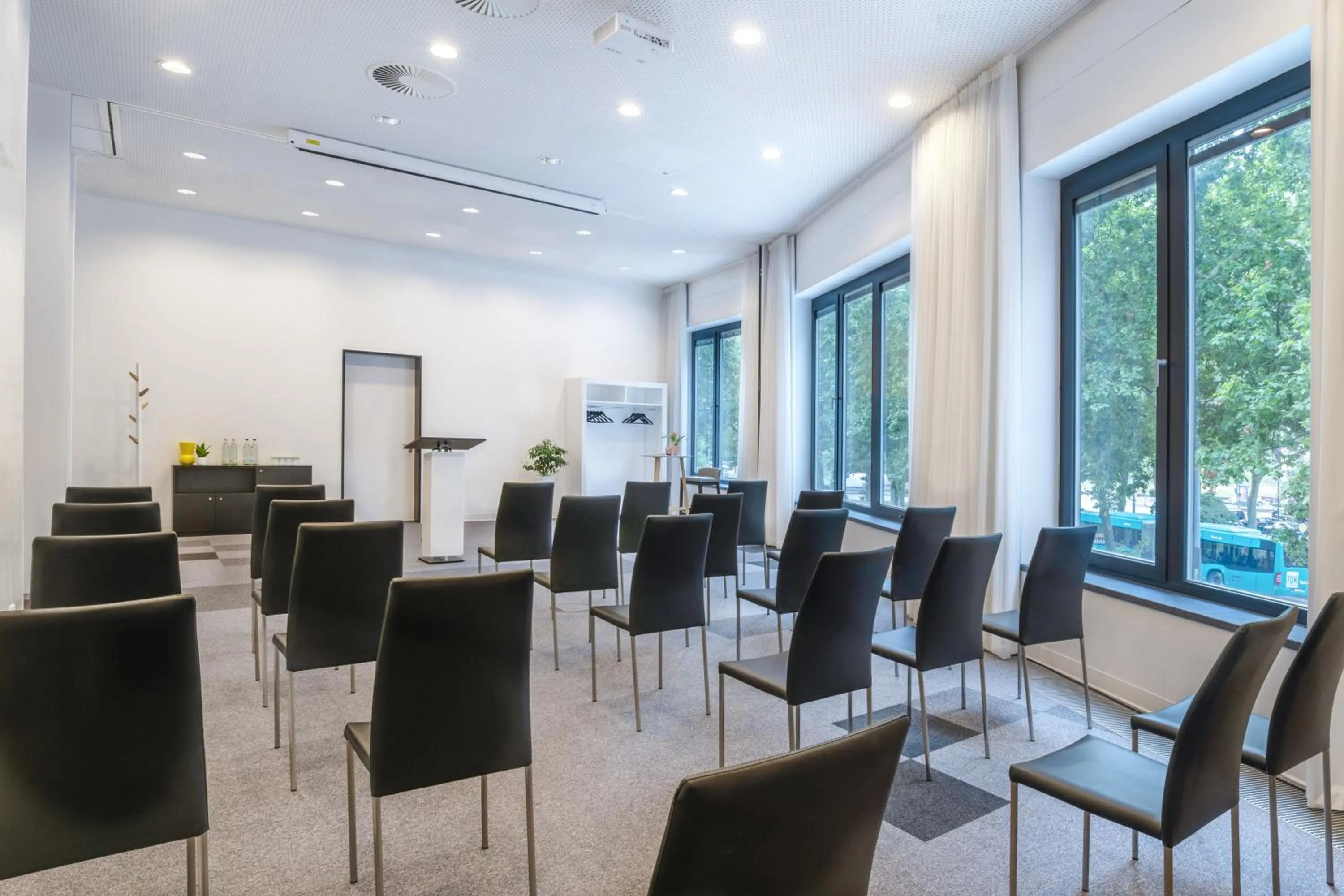 Meeting/conference room in INNSiDE by Meliá Frankfurt Ostend