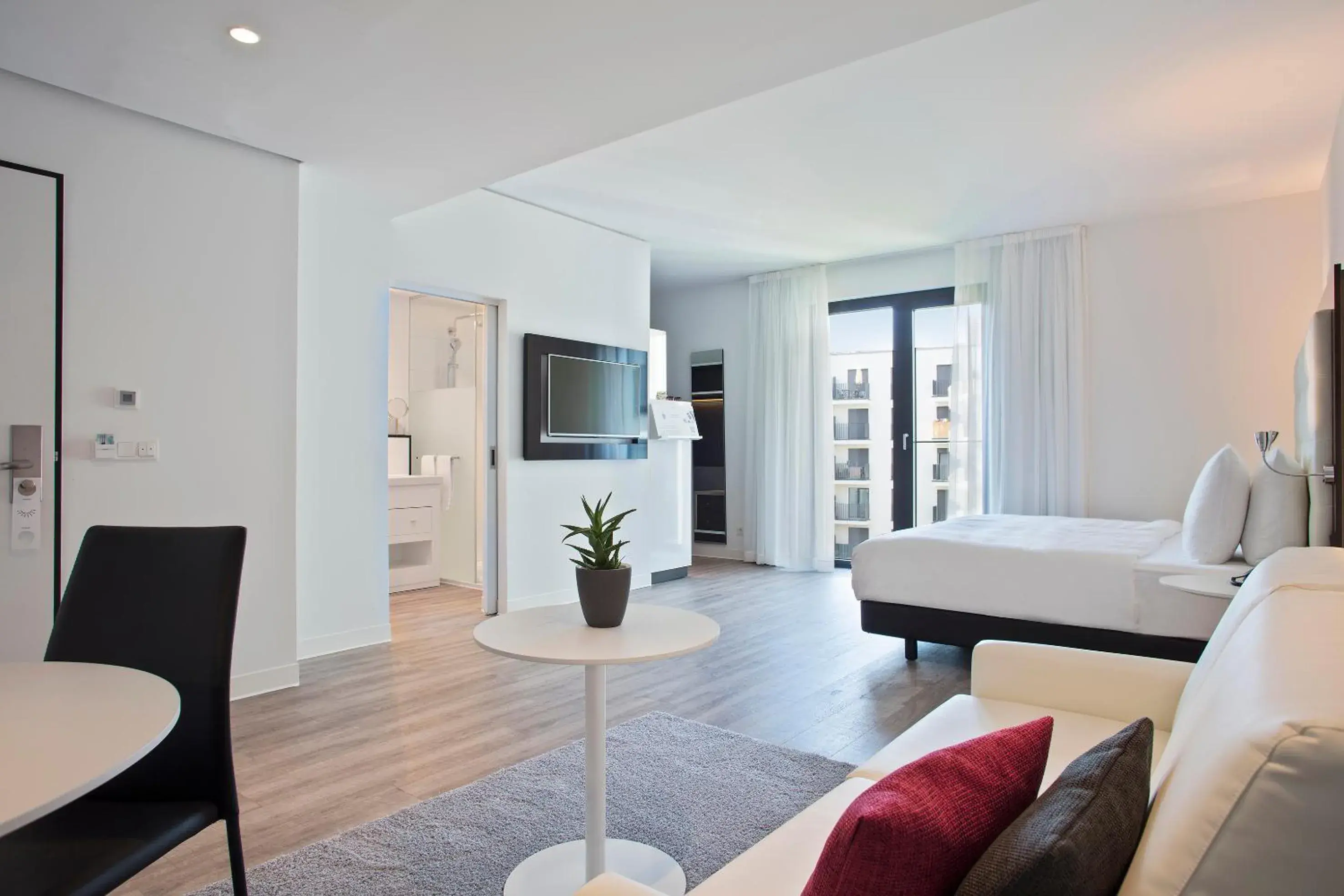 Bathroom, Bed in INNSiDE by Meliá Frankfurt Ostend Bathroom, Bed in INNSiDE by Meliá Frankfurt Ostend