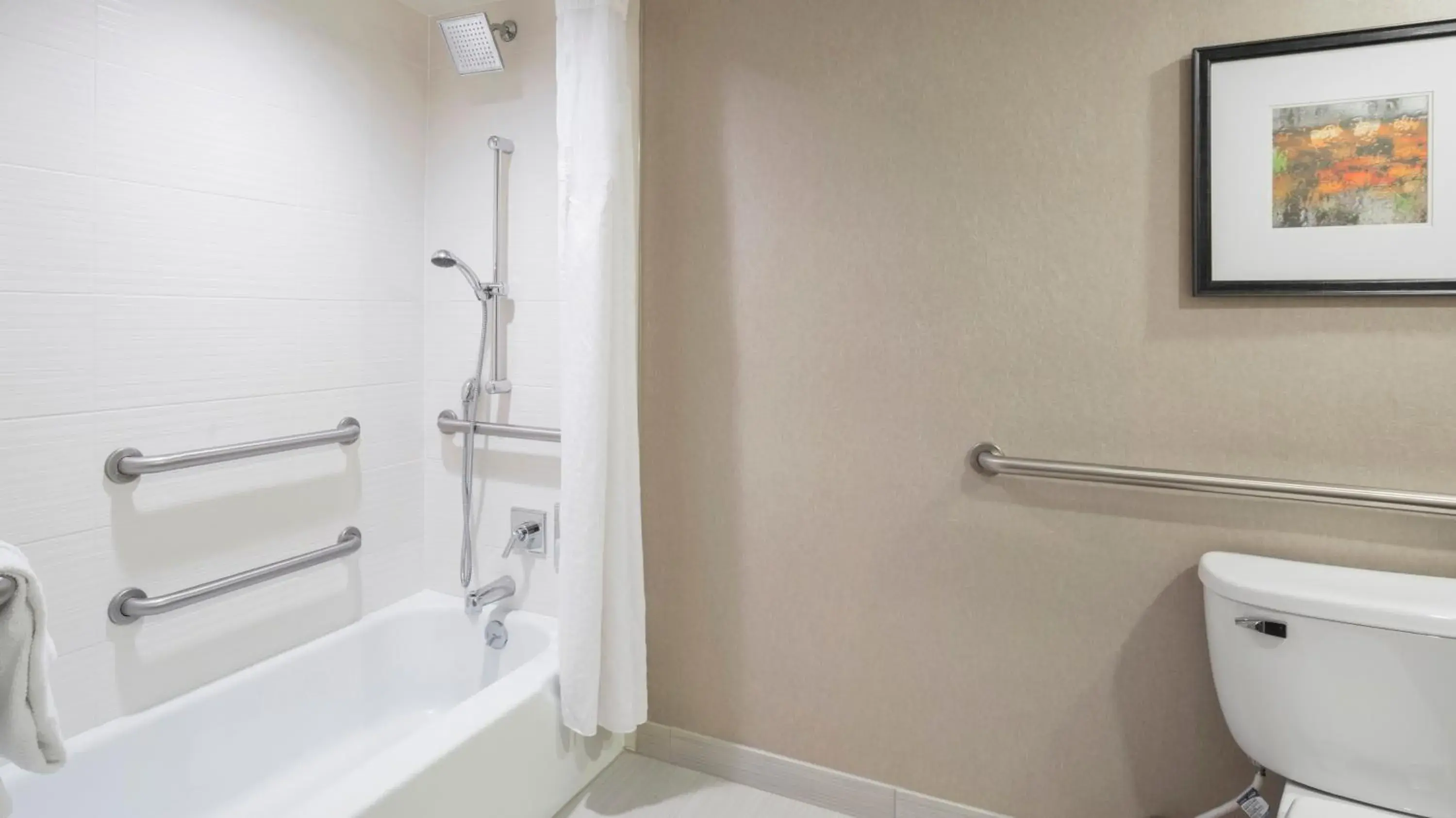 Bathroom in Holiday Inn Cincinnati-Riverfront by IHG Bathroom in Holiday Inn Cincinnati-Riverfront by IHG