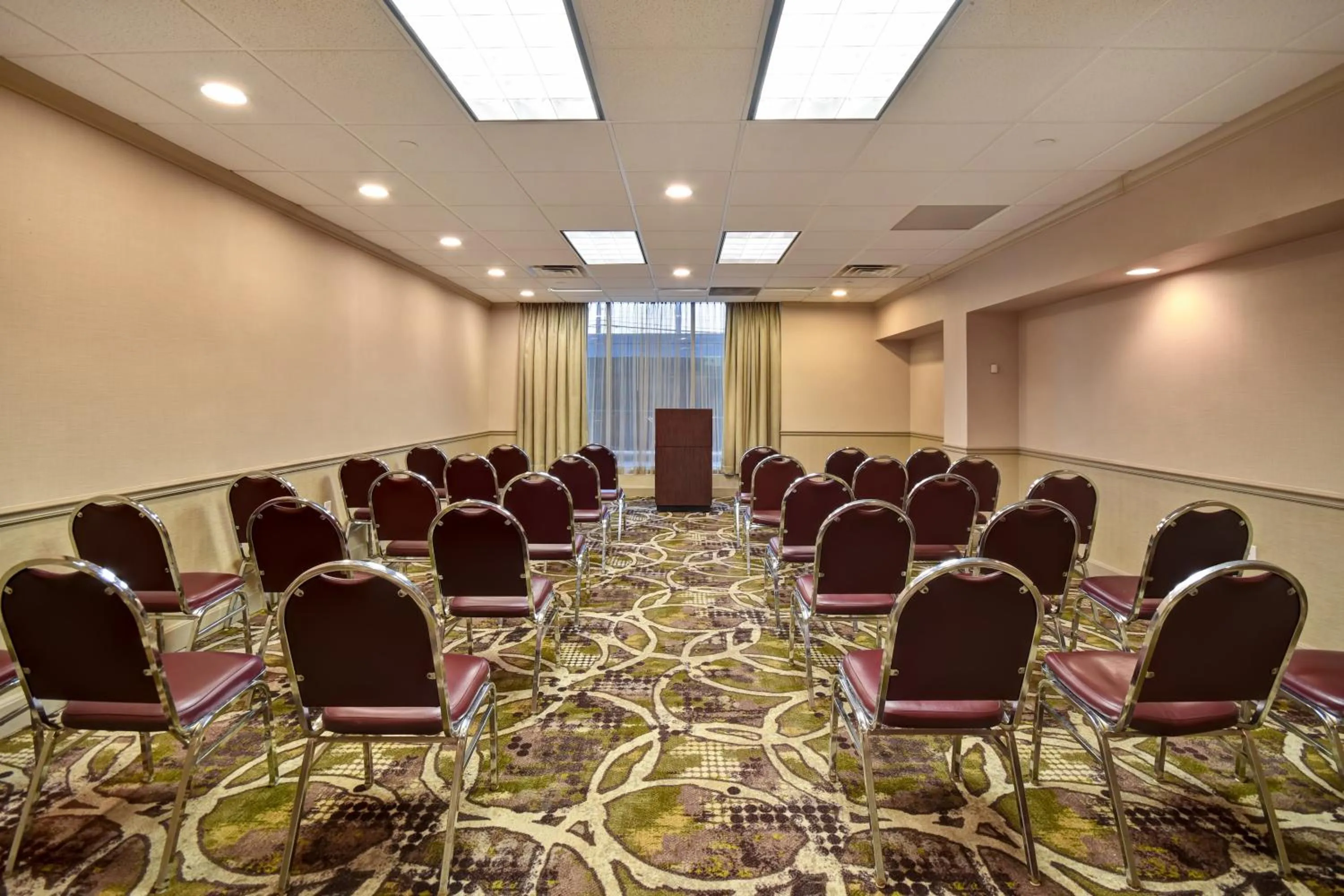 Meeting/conference room in Holiday Inn Cincinnati-Riverfront by IHG