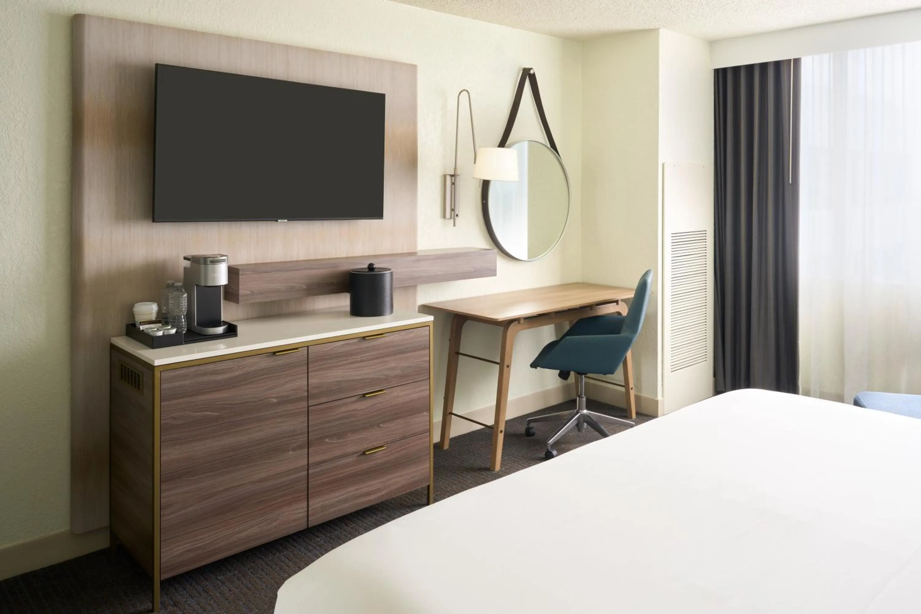 TV and multimedia, Bed in Holiday Inn Palm Beach-Airport Conf Ctr, an IHG Hotel