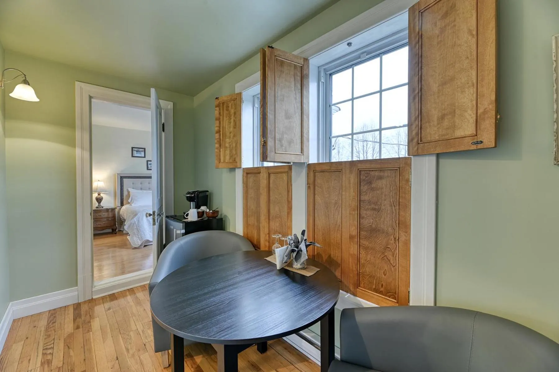 Coffee/tea facilities, Dining Area in La Maison Collins B&B