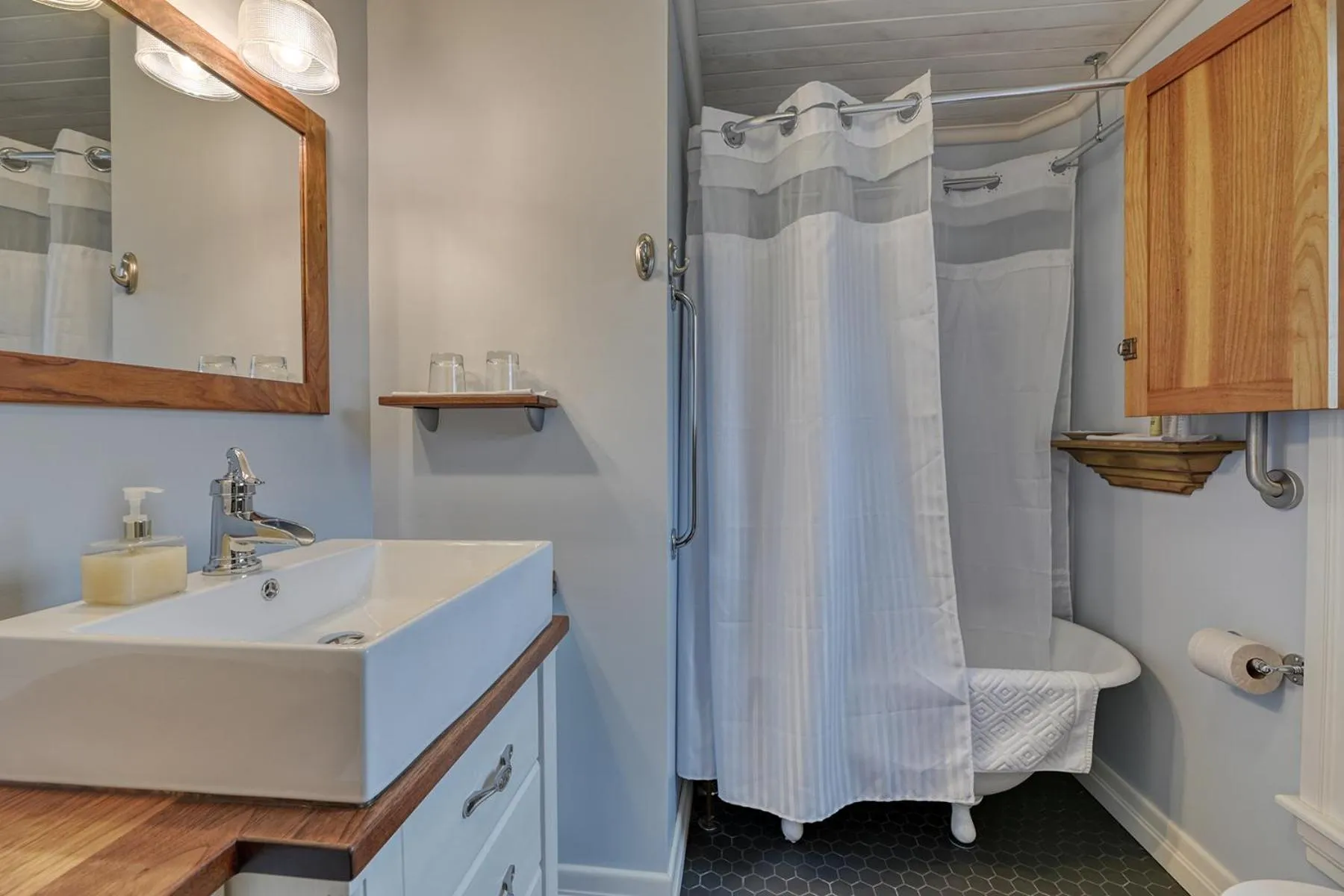 Shower, Bathroom in La Maison Collins B&B