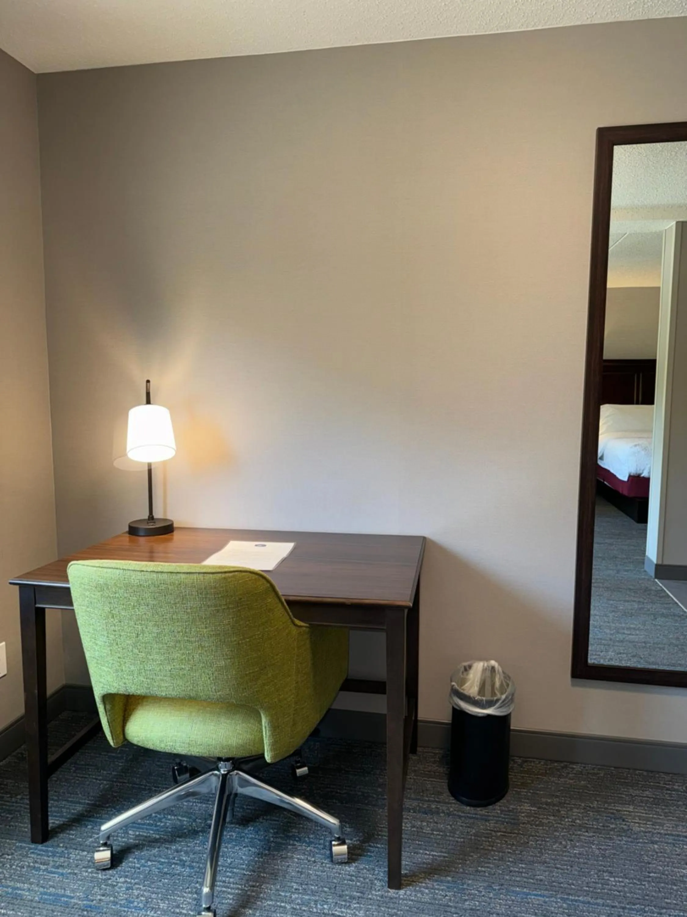 Seating area in Hampton Inn New Bedford/Fairhaven