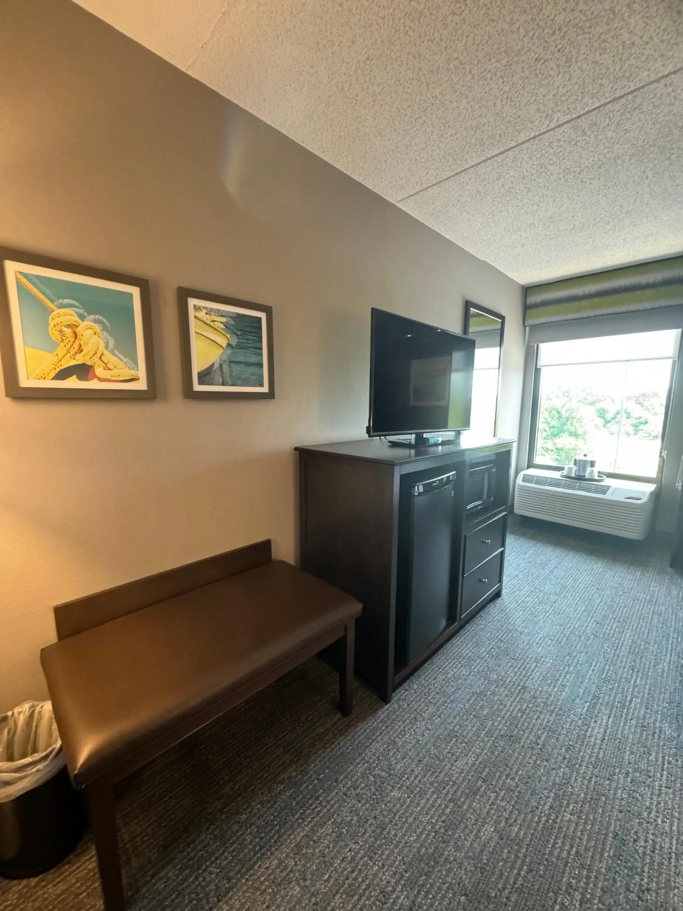 TV and multimedia in Hampton Inn New Bedford/Fairhaven