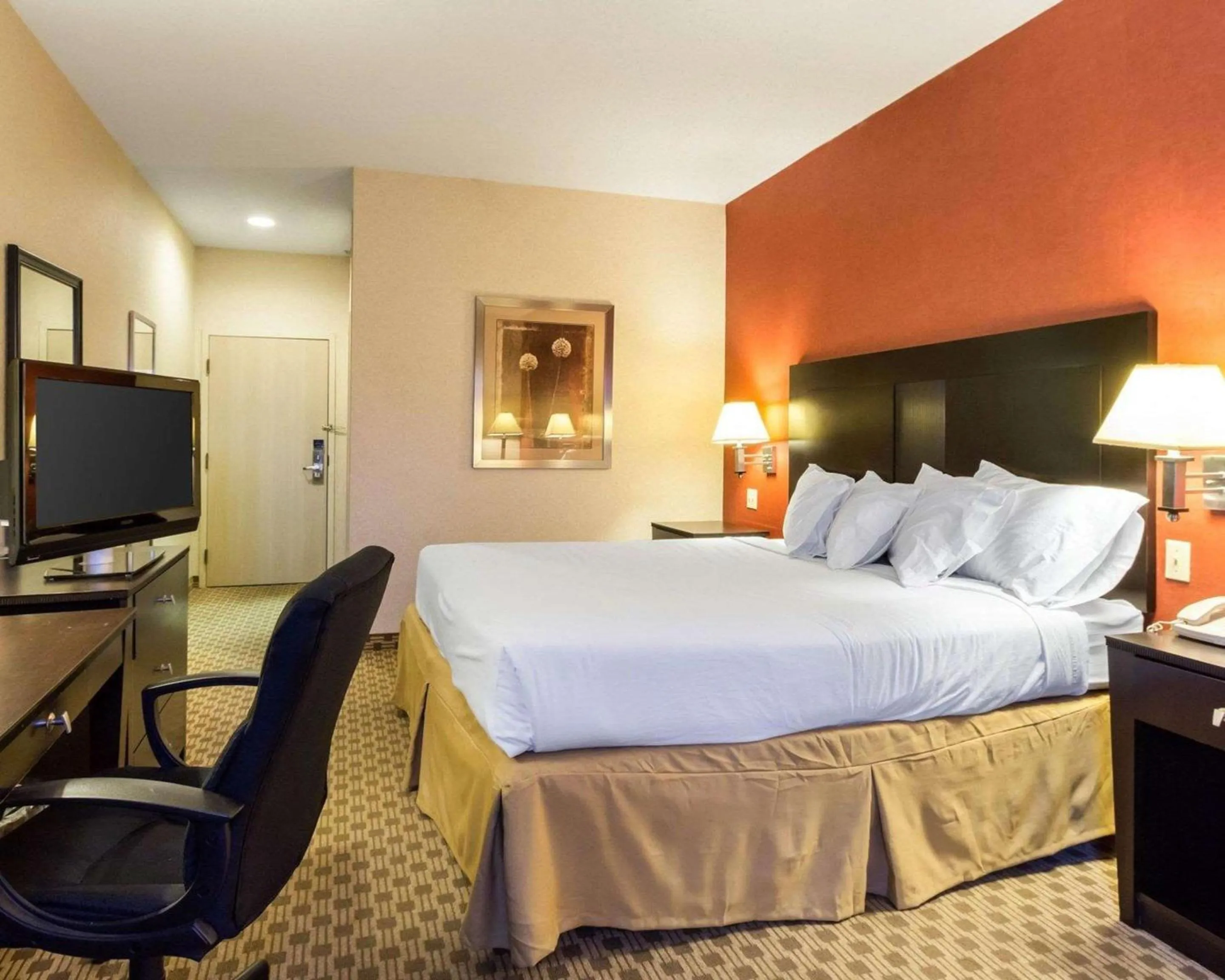 Bedroom, Bed in Quality Inn & Suites Oakwood Village - Cleveland South
