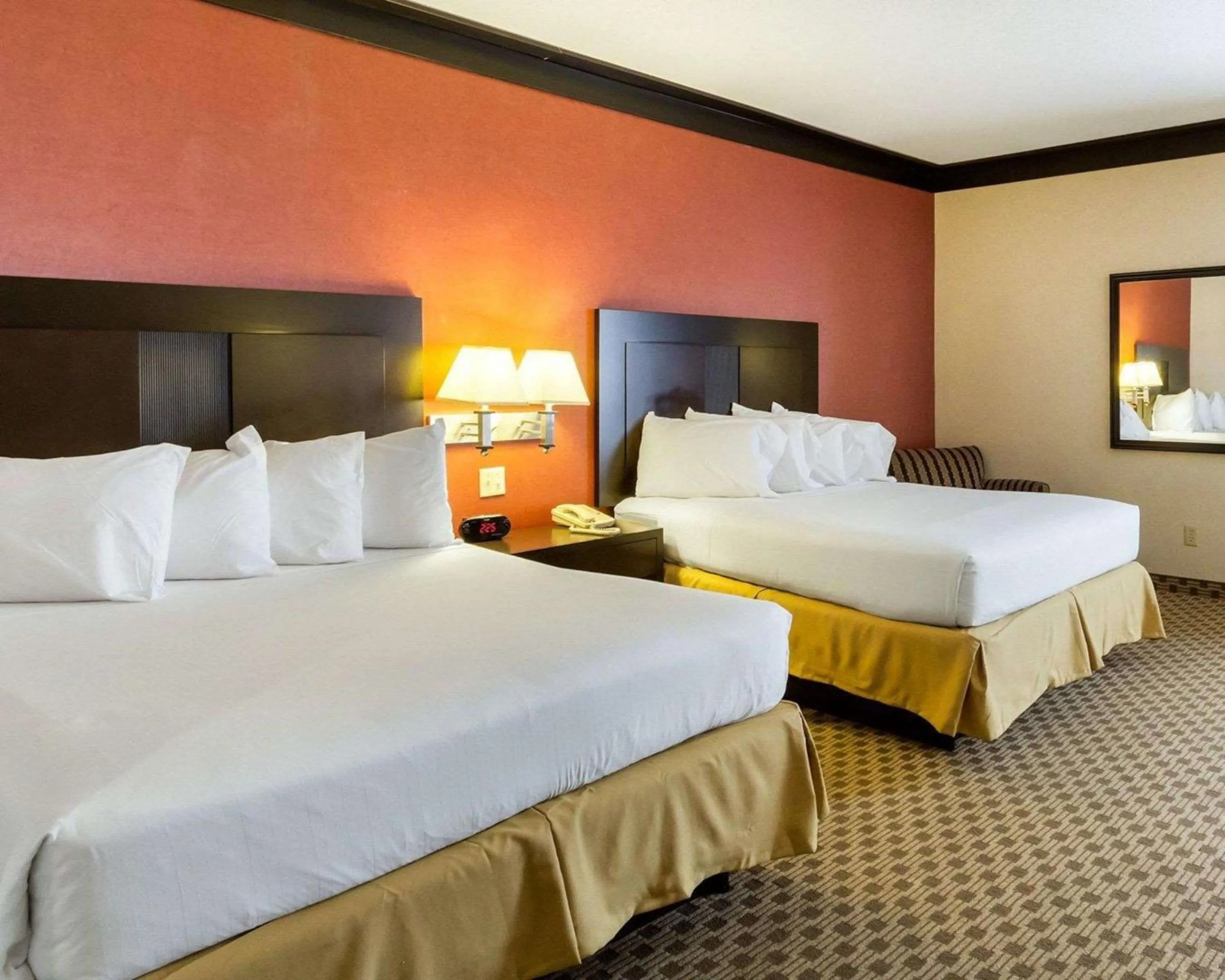 Bedroom, Bed in Quality Inn & Suites Oakwood Village - Cleveland South