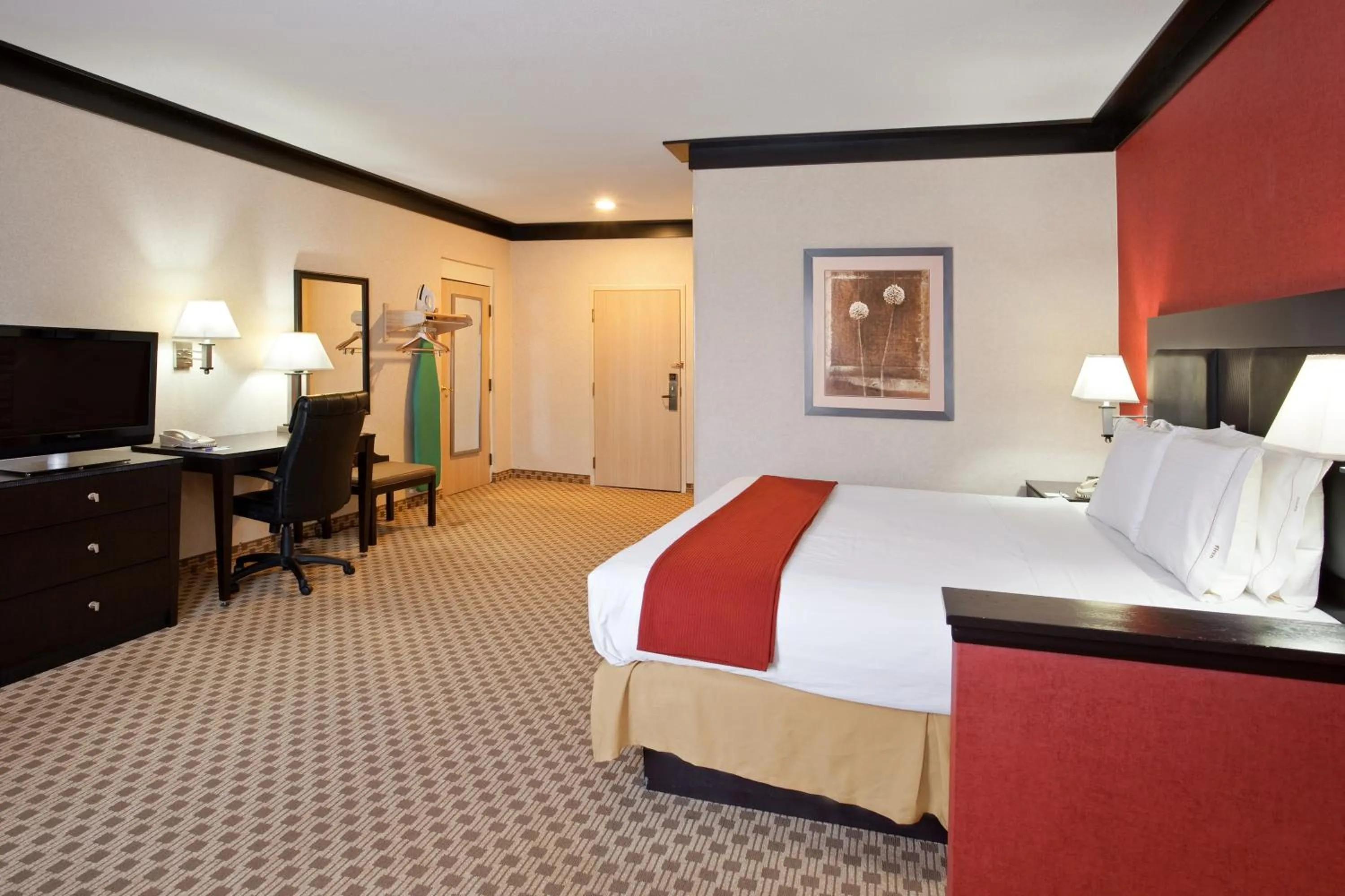 Photo of the whole room, Bed in Quality Inn & Suites Oakwood Village - Cleveland South