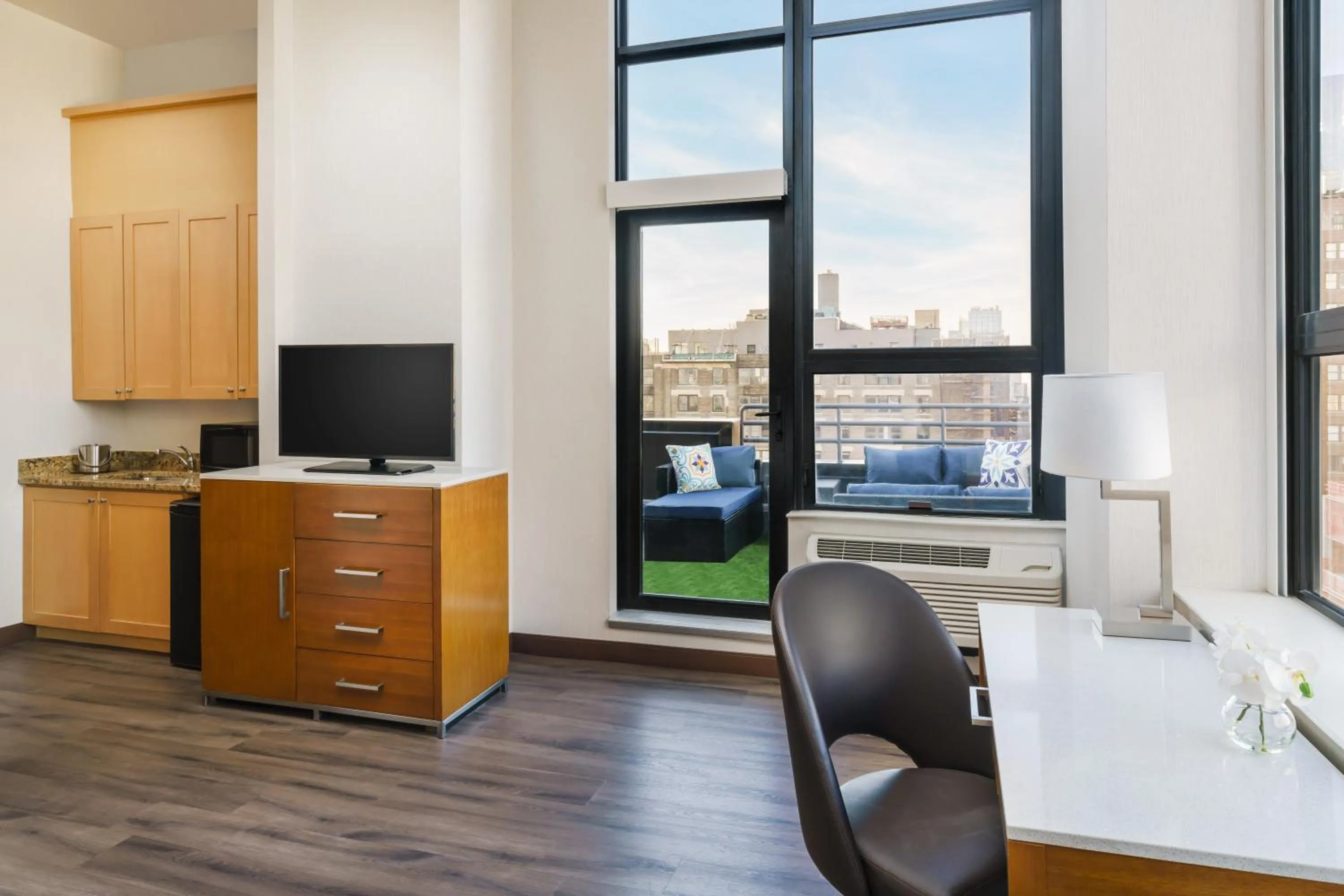 Kitchen or kitchenette in DoubleTree by Hilton Hotel New York City - Chelsea