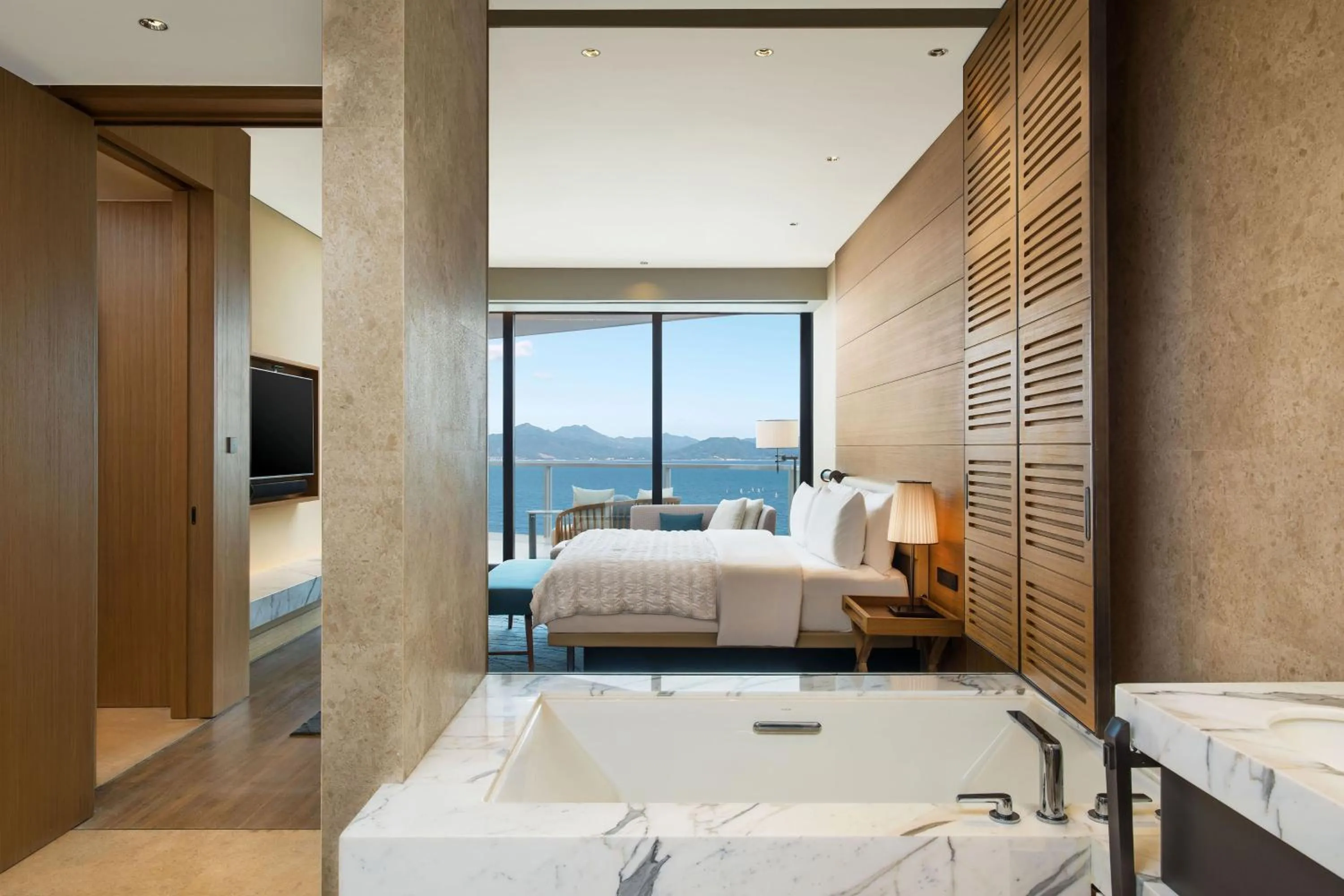 Bathroom, Bed in Le Meridien Xiaojing Bay