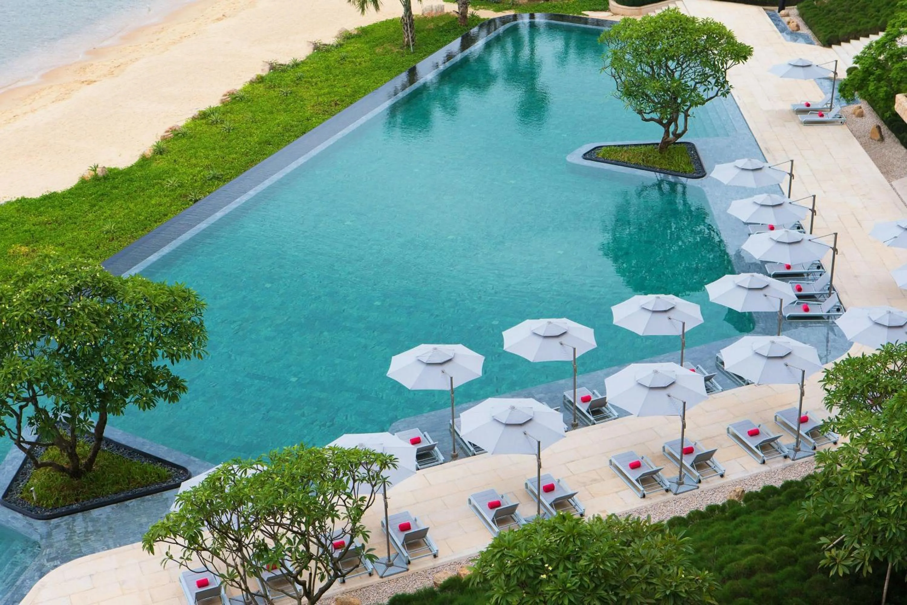Swimming pool in Le Meridien Xiaojing Bay