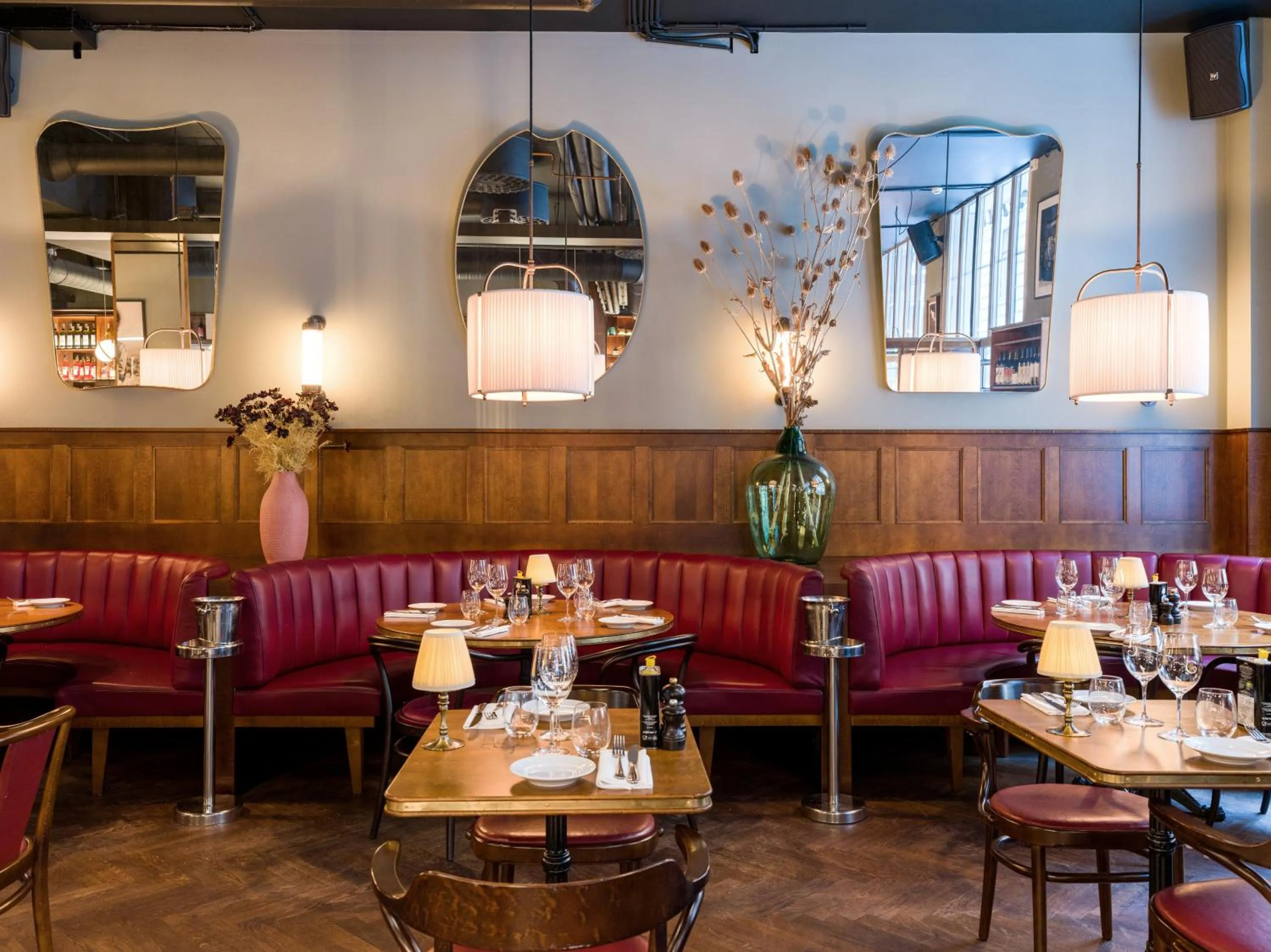 Restaurant/places to eat in Elite Hotel Adlon