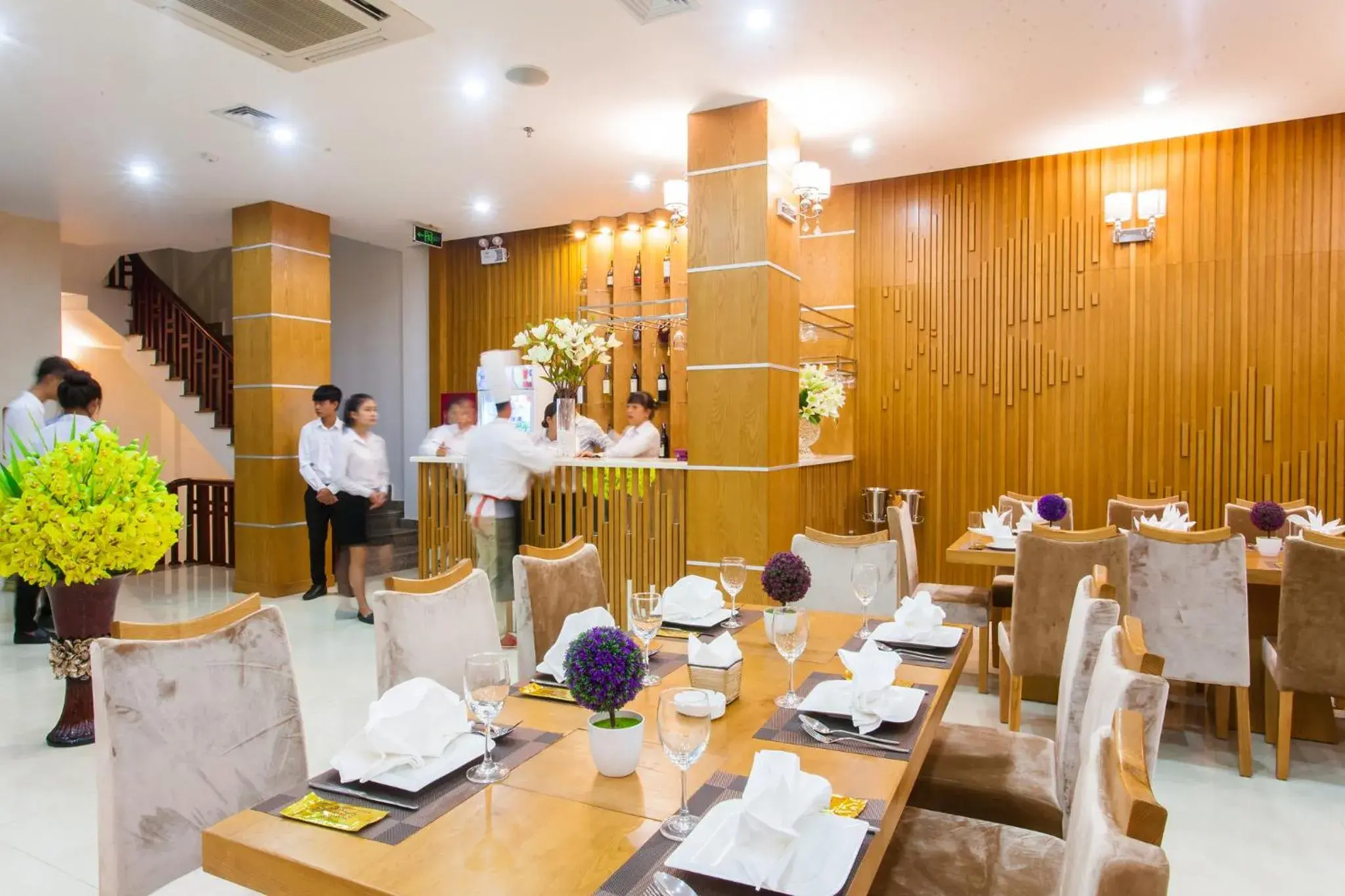 Restaurant/places to eat in Tu Son Luxury Hotel Restaurant/places to eat in Tu Son Luxury Hotel