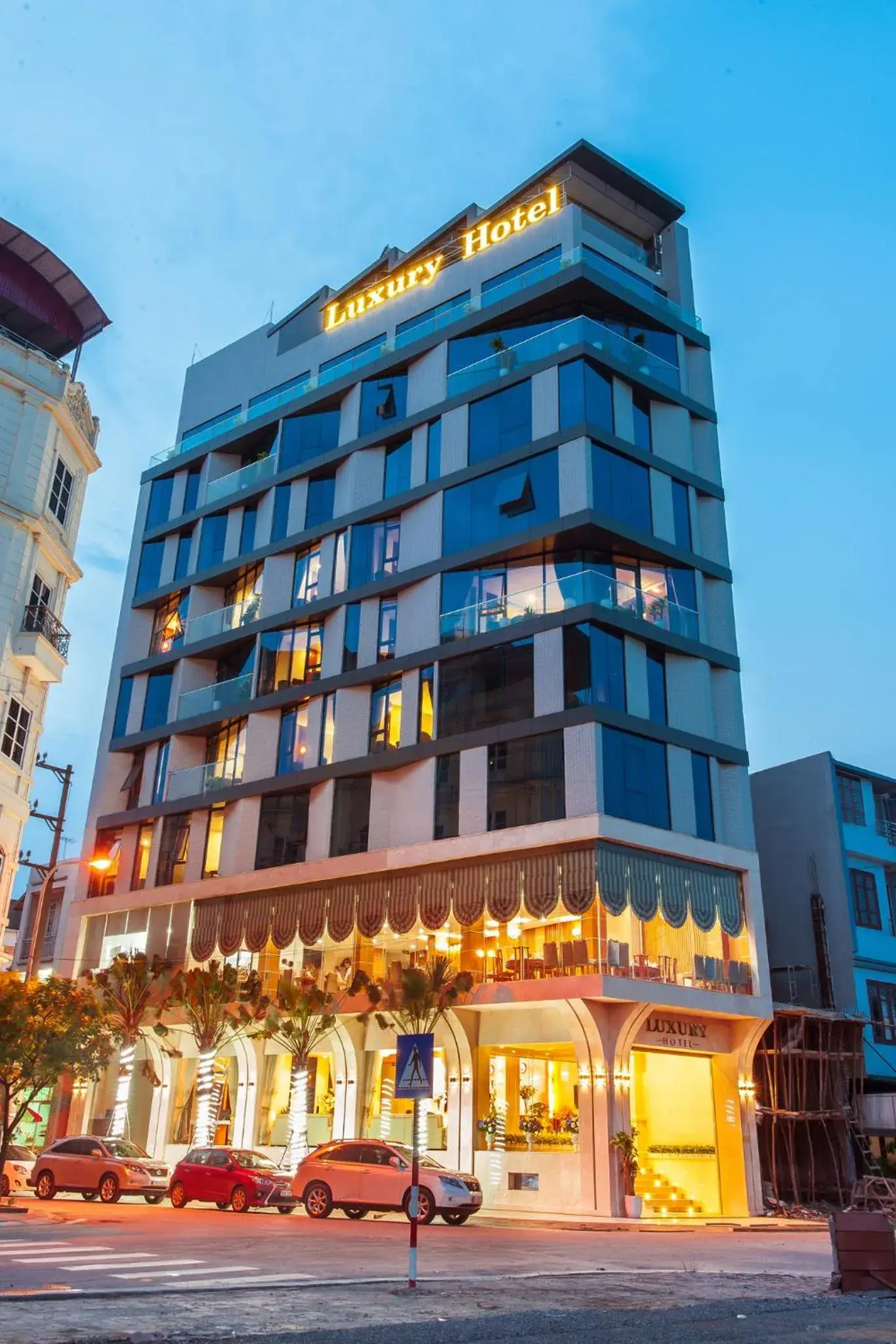 Property building in Tu Son Luxury Hotel Property building in Tu Son Luxury Hotel