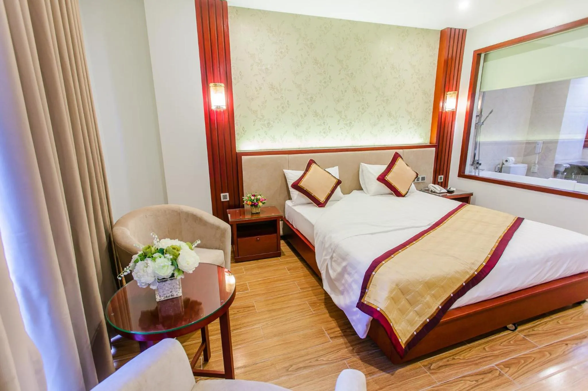 Bed in Tu Son Luxury Hotel