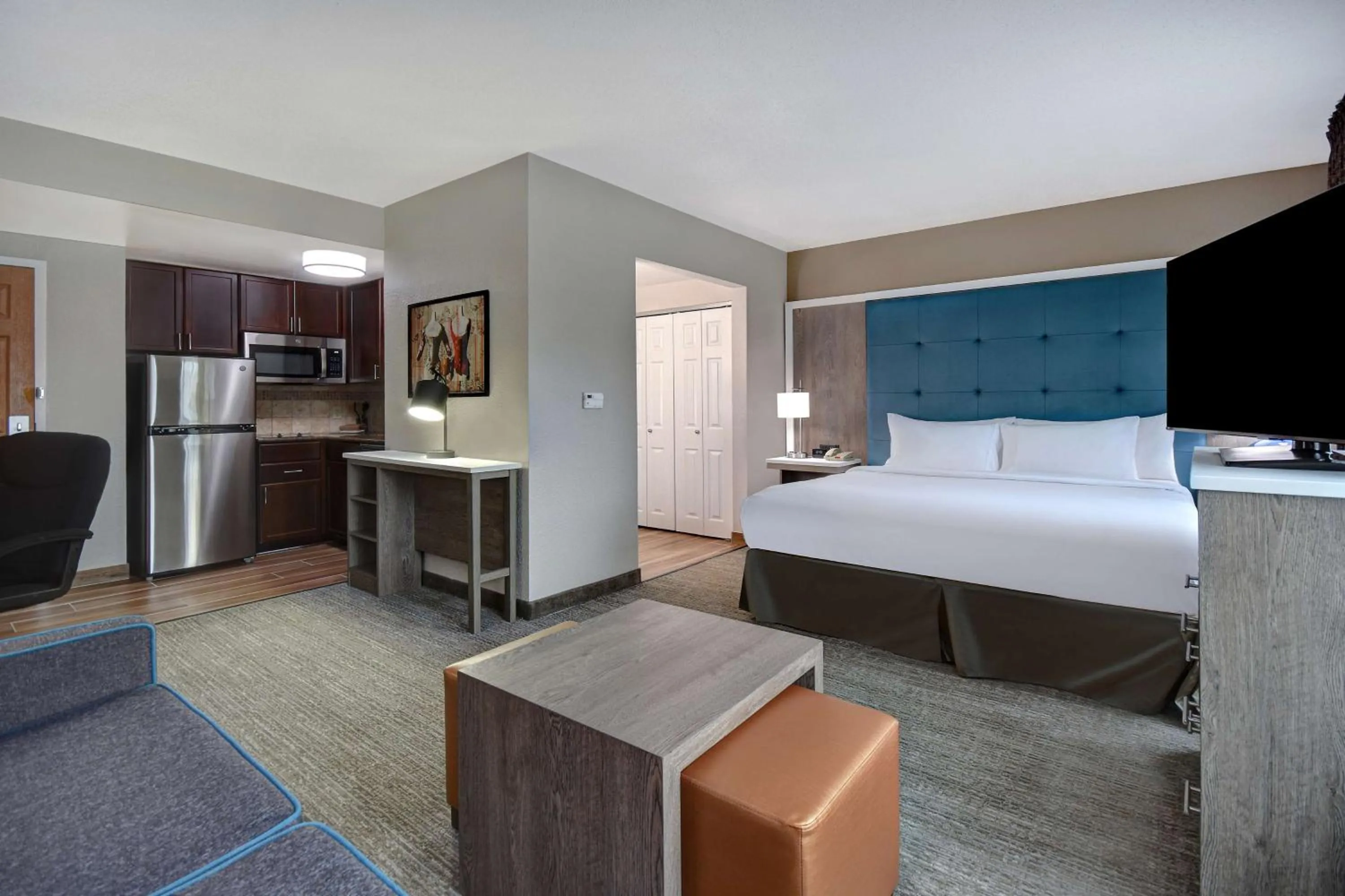 Living room, Bed in Homewood Suites Newport News - Yorktown by Hilton