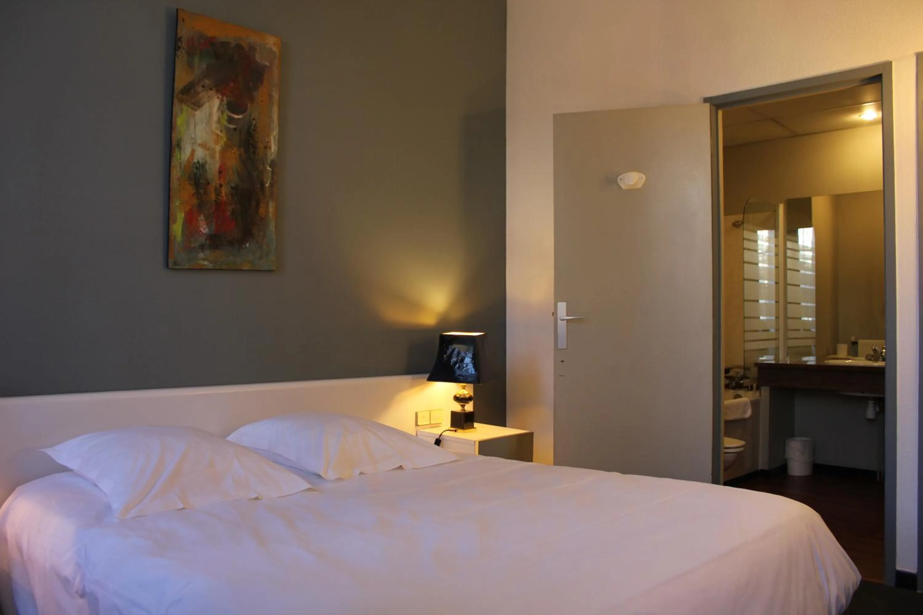 Photo of the whole room, Bed in Hôtel Au Pavillon du Frêne