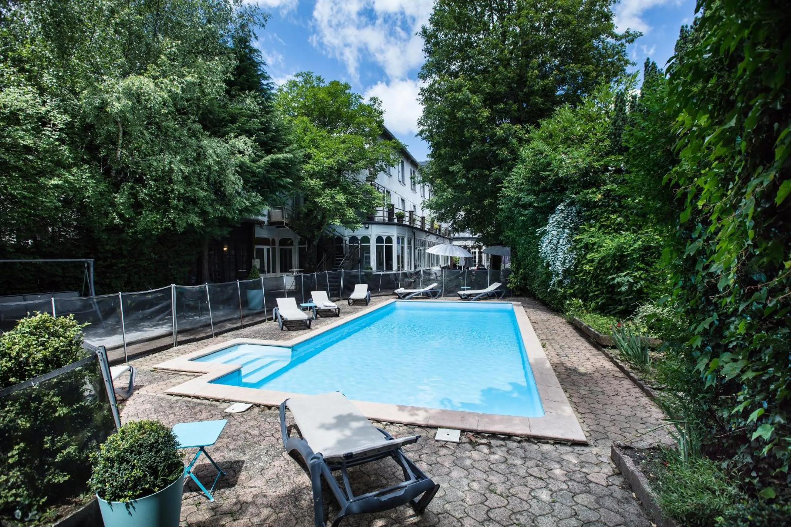 Swimming pool in Hôtel Au Pavillon du Frêne