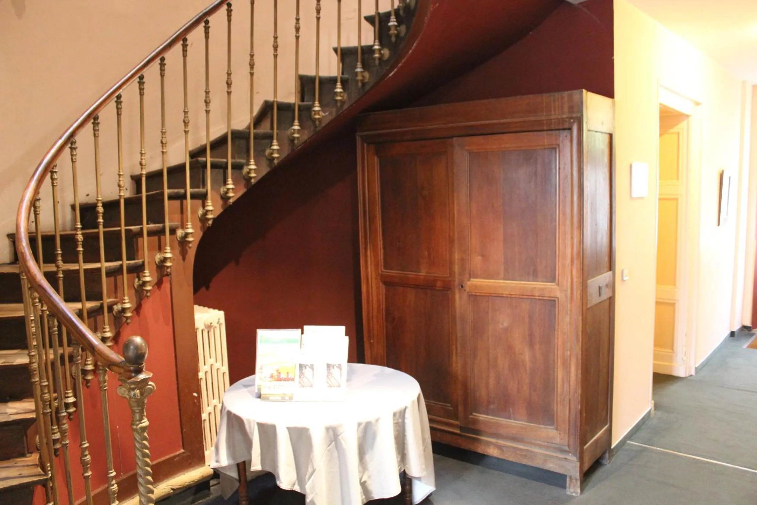 Library in Hôtel Au Pavillon du Frêne