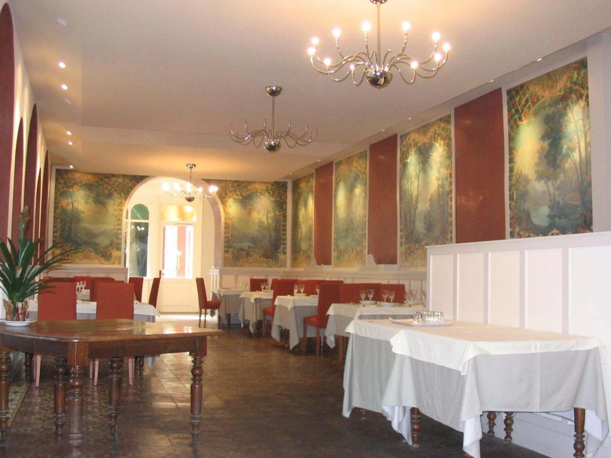 Restaurant/places to eat in Hôtel Au Pavillon du Frêne