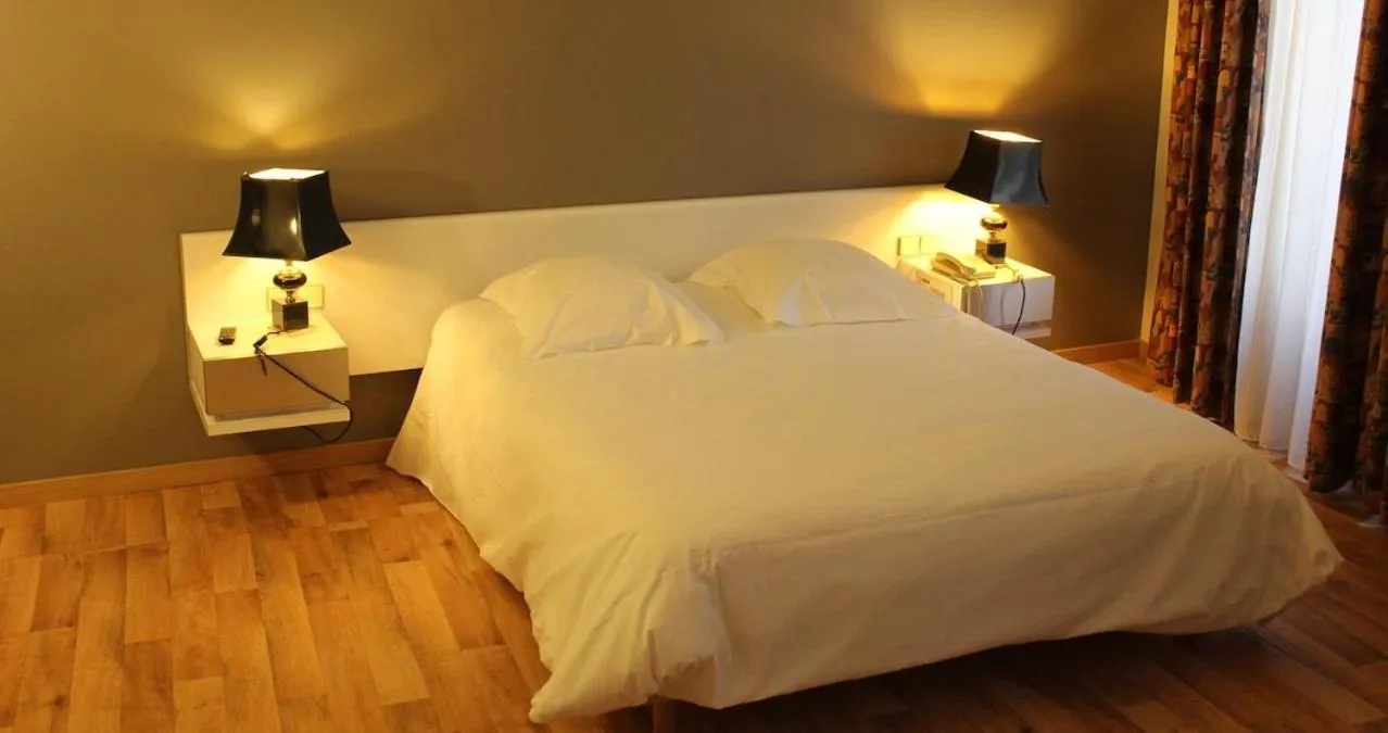 Bed in Hôtel Au Pavillon du Frêne