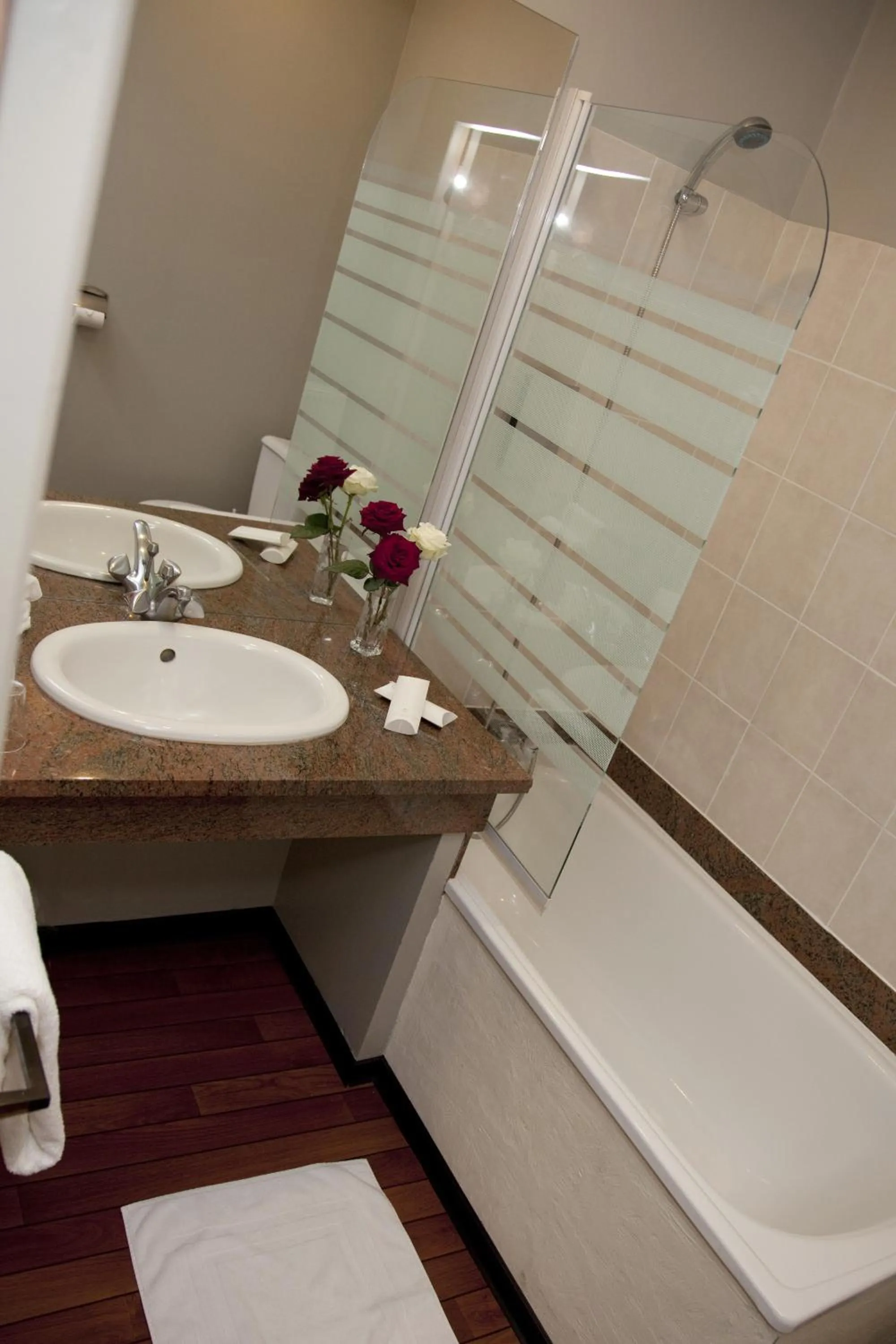 Bathroom in Hôtel Au Pavillon du Frêne