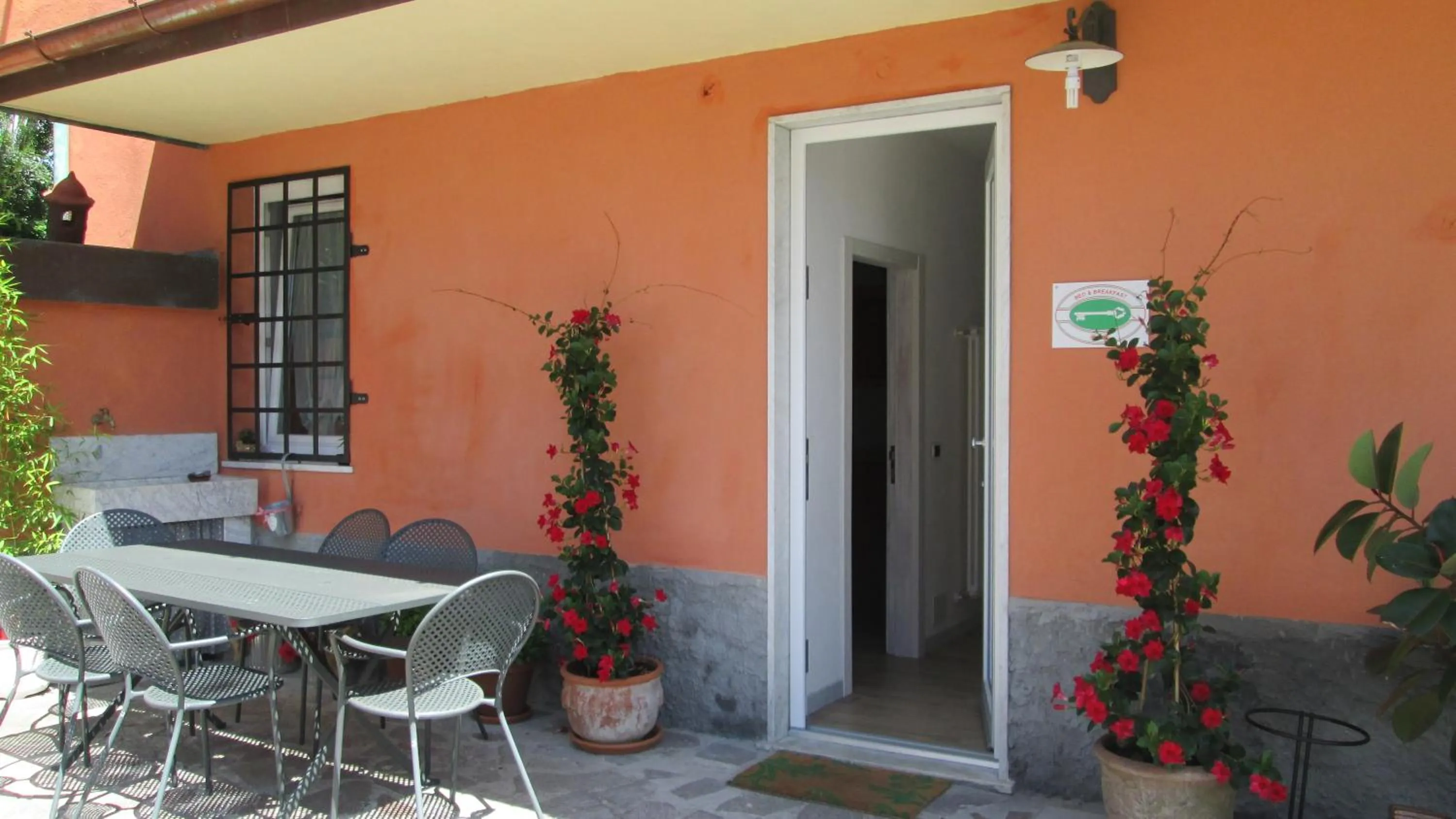 Facade/entrance in B&B Agorà Sarzana