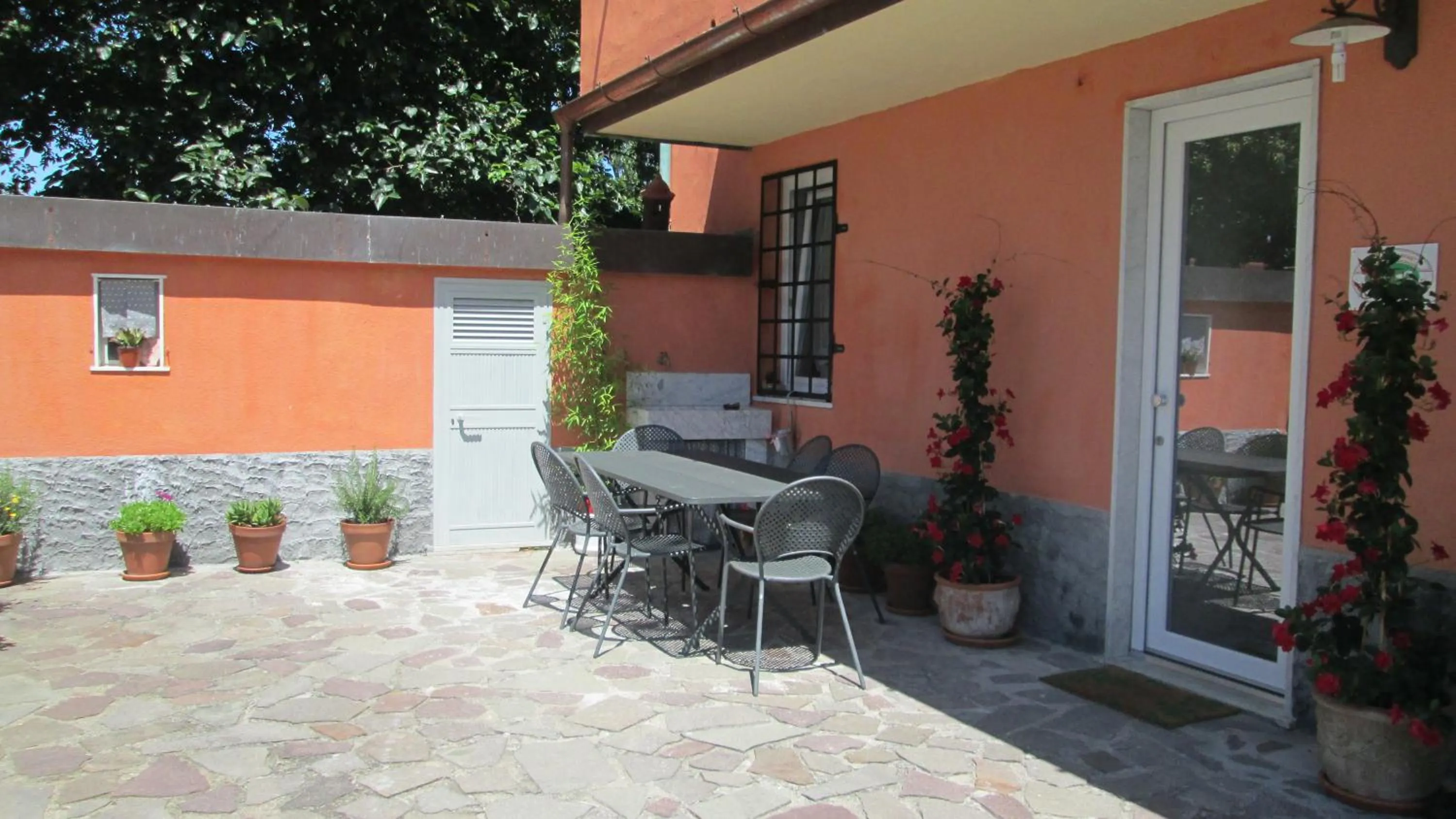 Facade/entrance in B&B Agorà Sarzana