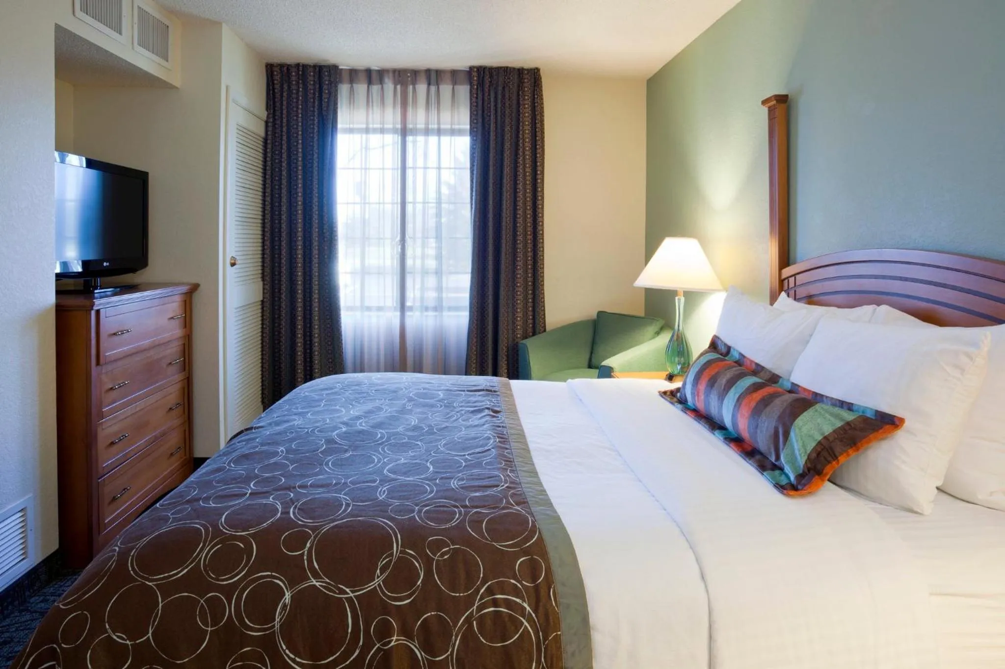 Photo of the whole room, Bed in Candlewood Suites Eagan - Mall of America Area by IHG