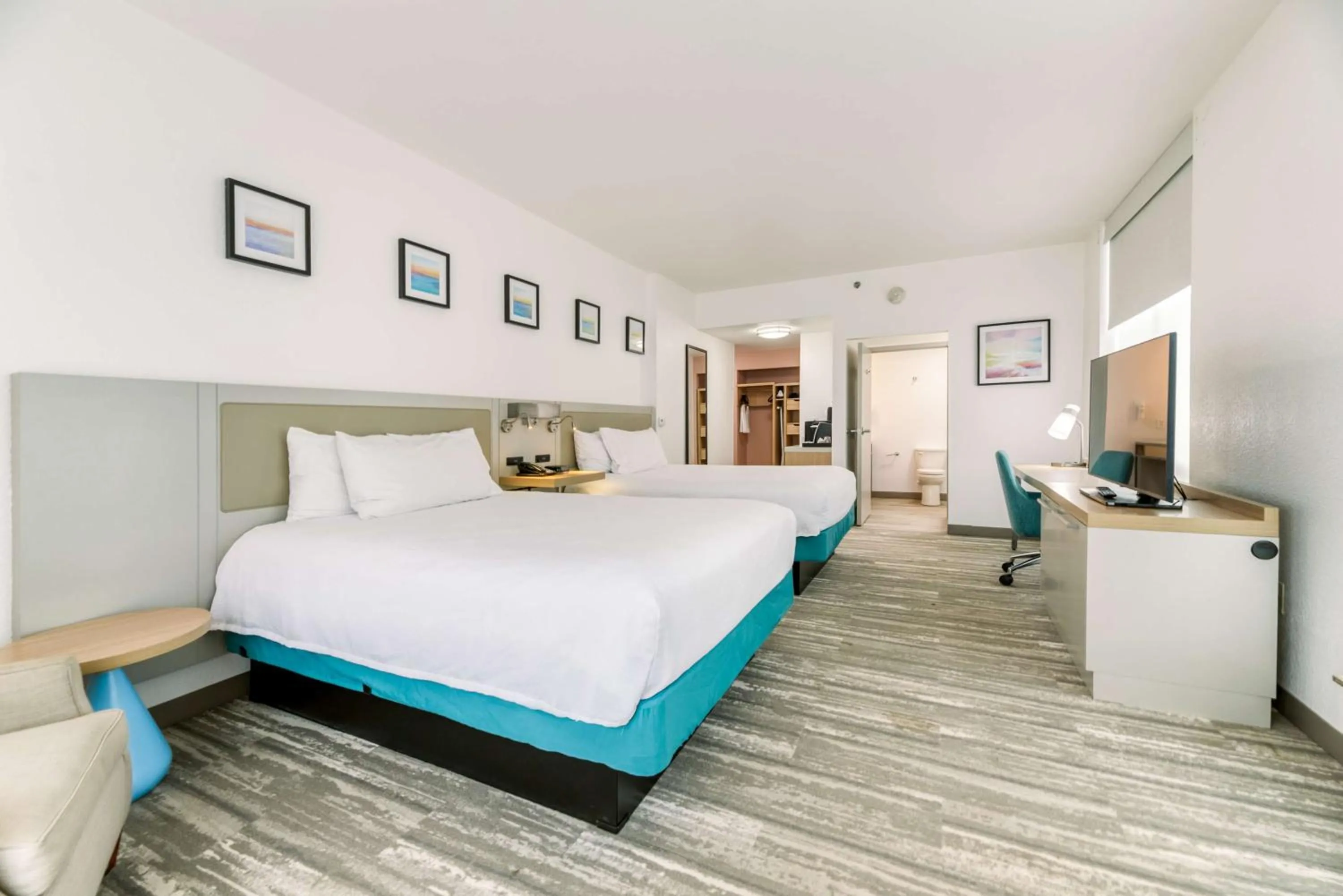 Living room, Bed in Hilton Garden Inn Outer Banks/Kitty Hawk