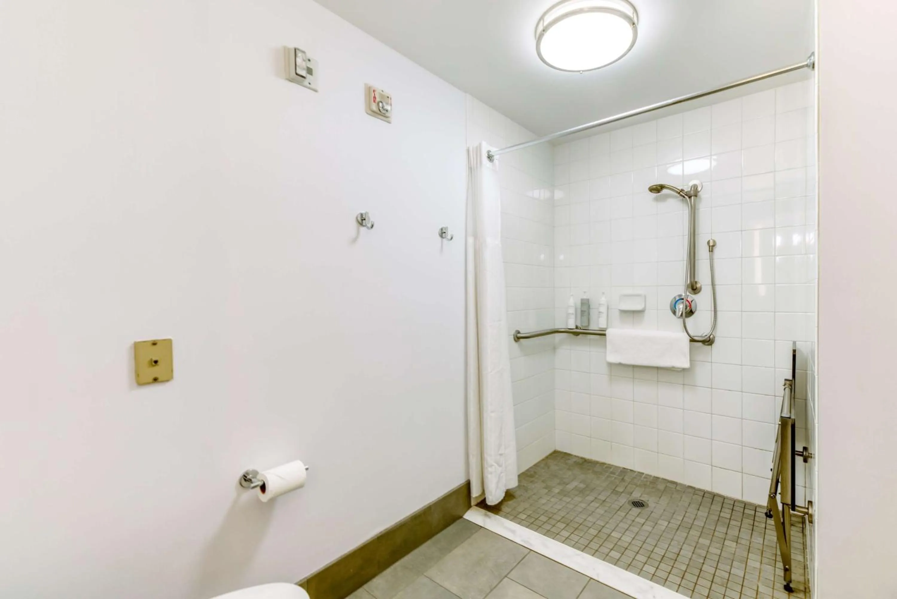 Bathroom in Hilton Garden Inn Outer Banks/Kitty Hawk