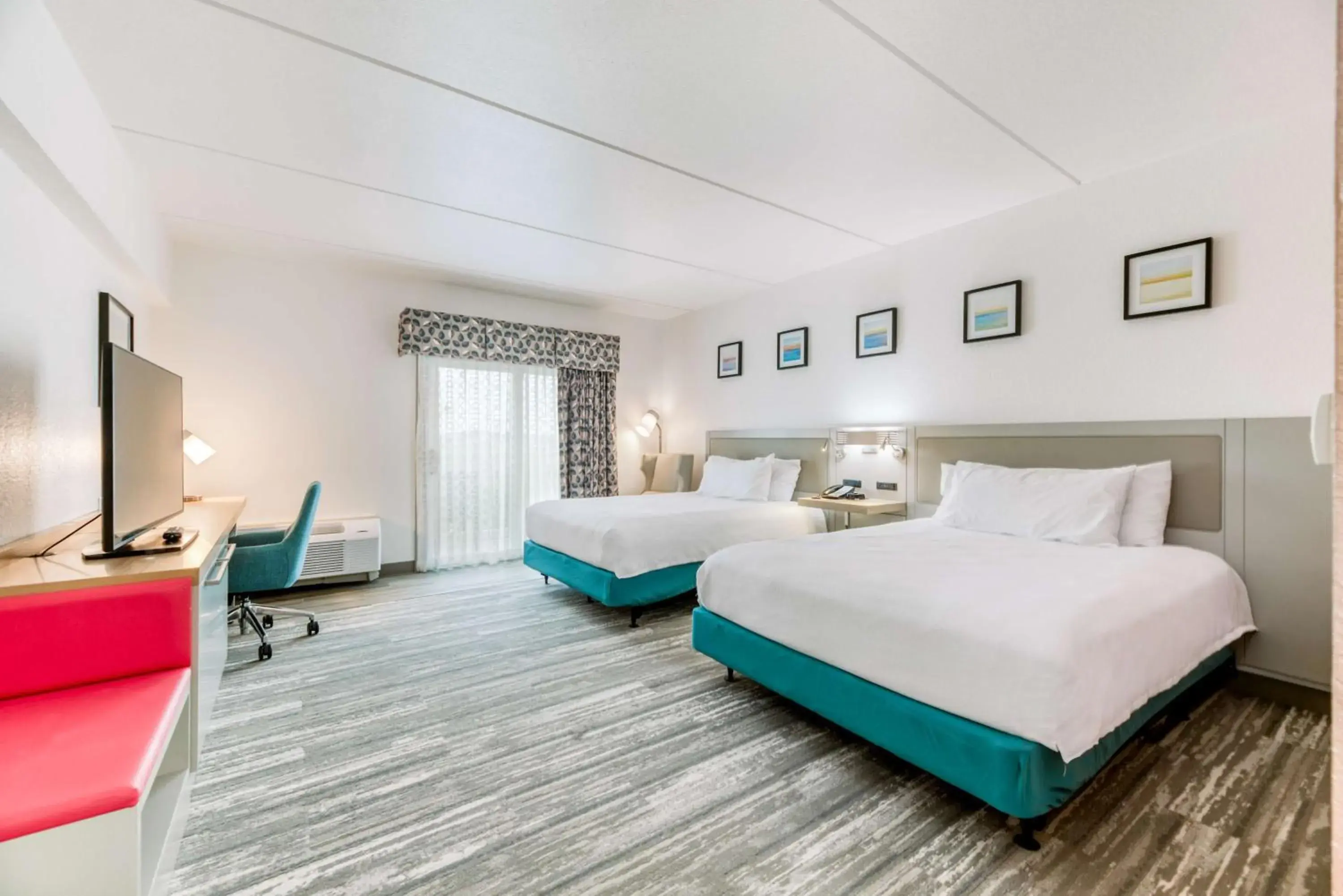 Living room, Bed in Hilton Garden Inn Outer Banks/Kitty Hawk Living room, Bed in Hilton Garden Inn Outer Banks/Kitty Hawk