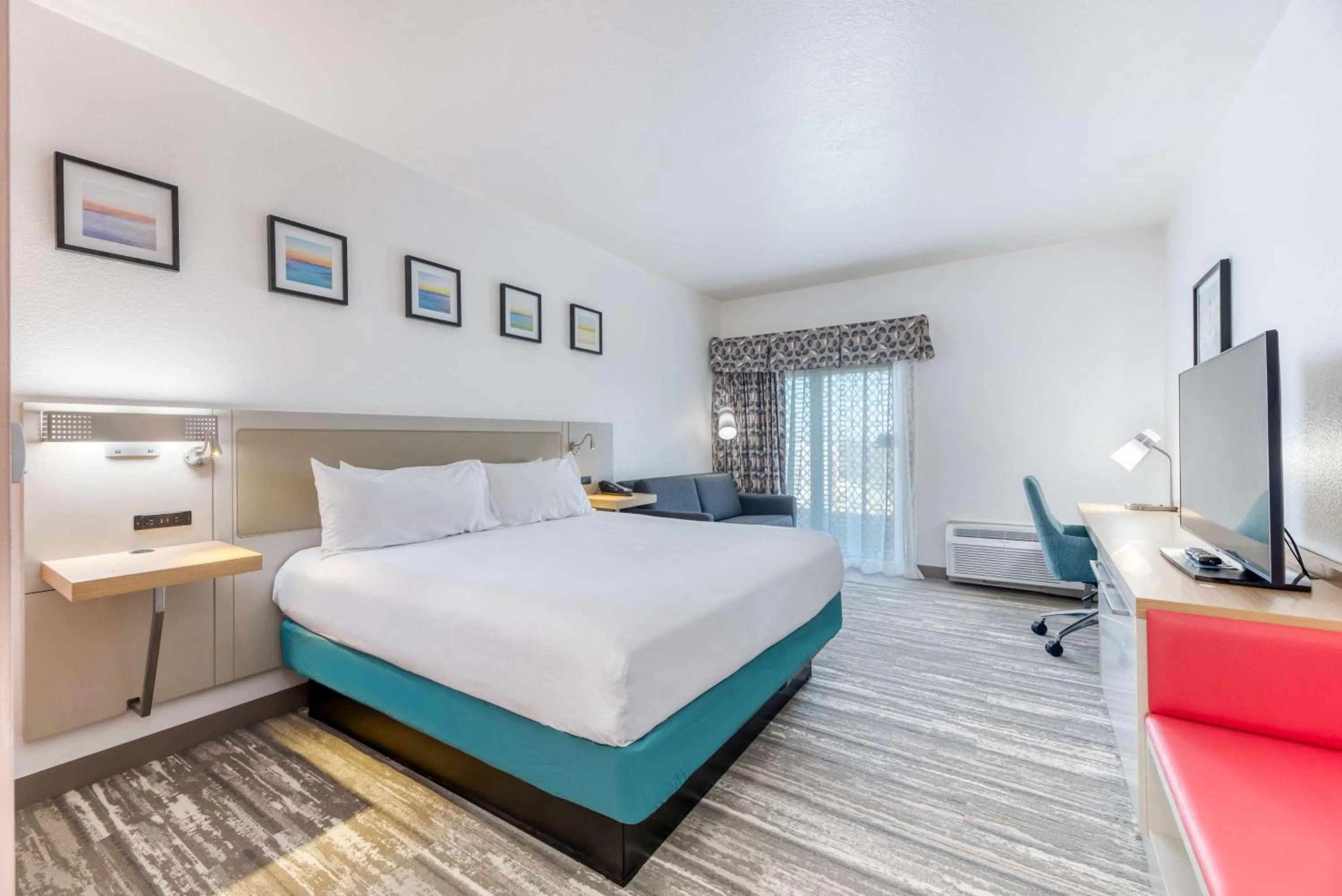 Living room, Bed in Hilton Garden Inn Outer Banks/Kitty Hawk