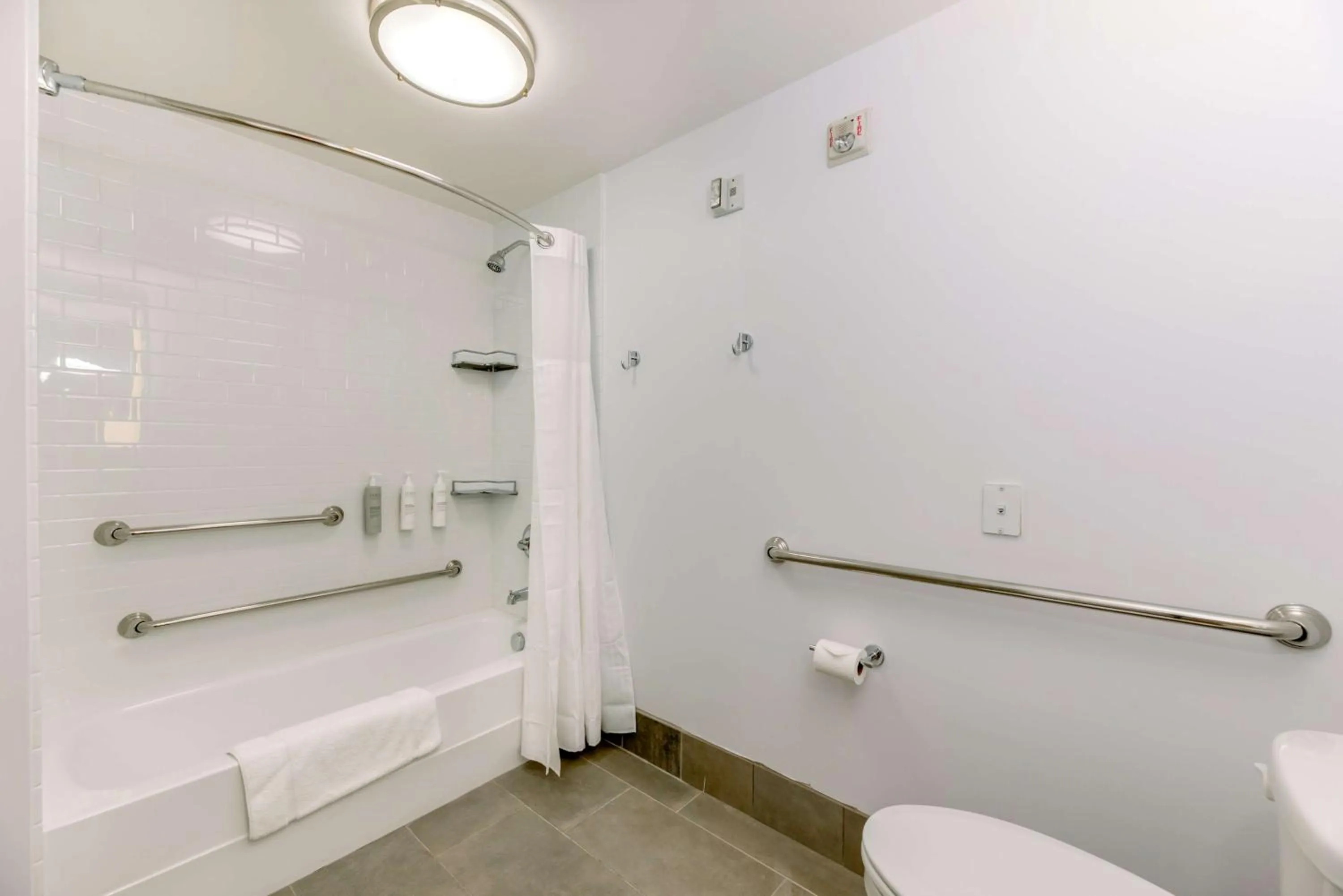 Bathroom in Hilton Garden Inn Outer Banks/Kitty Hawk