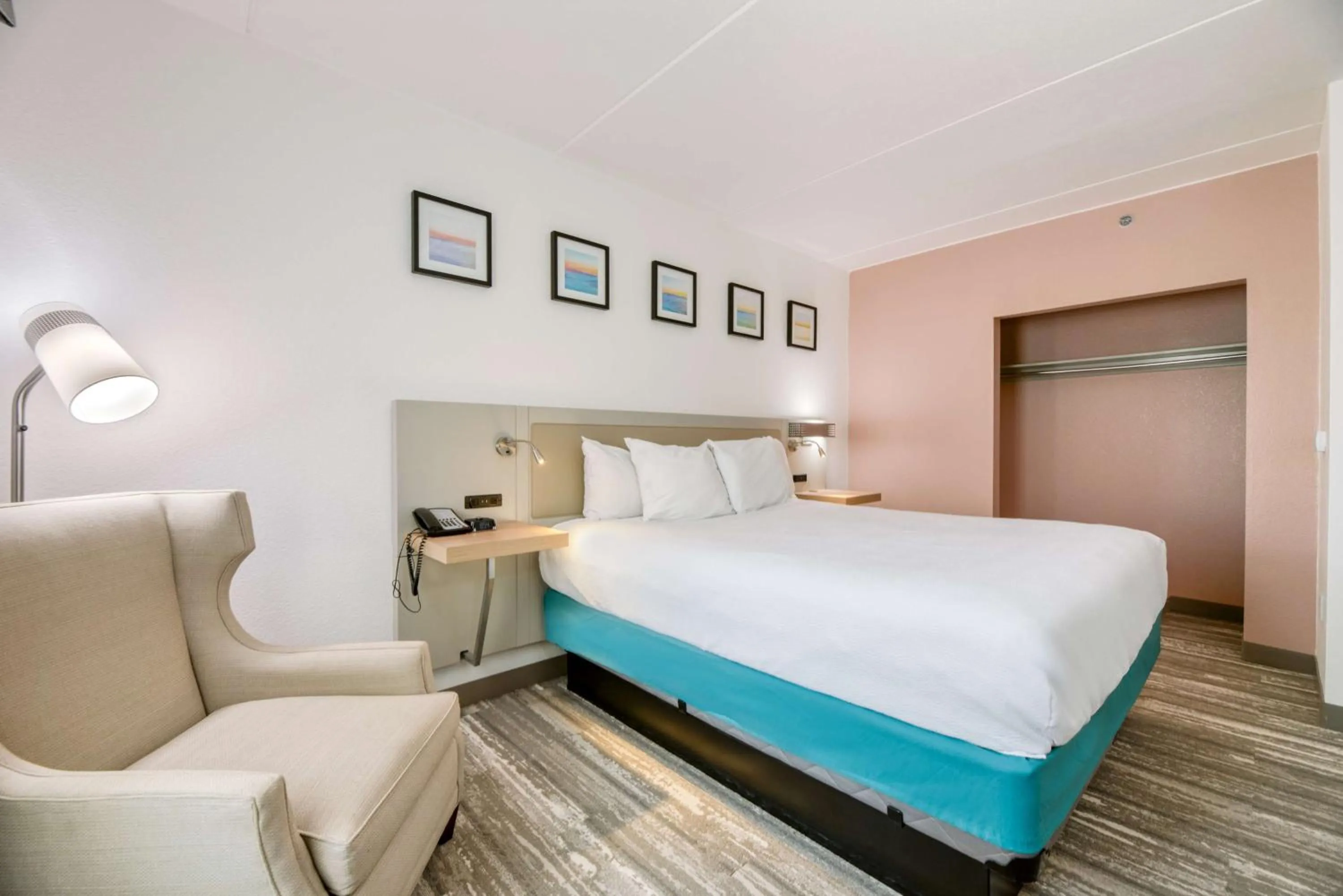 Living room, Bed in Hilton Garden Inn Outer Banks/Kitty Hawk