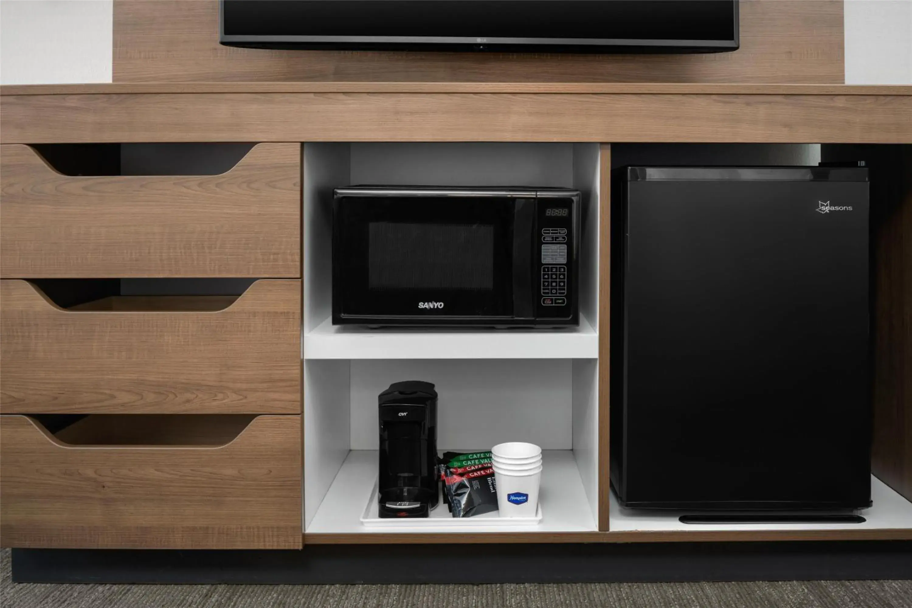 Photo of the whole room in Hampton Inn Butte Photo of the whole room in Hampton Inn Butte