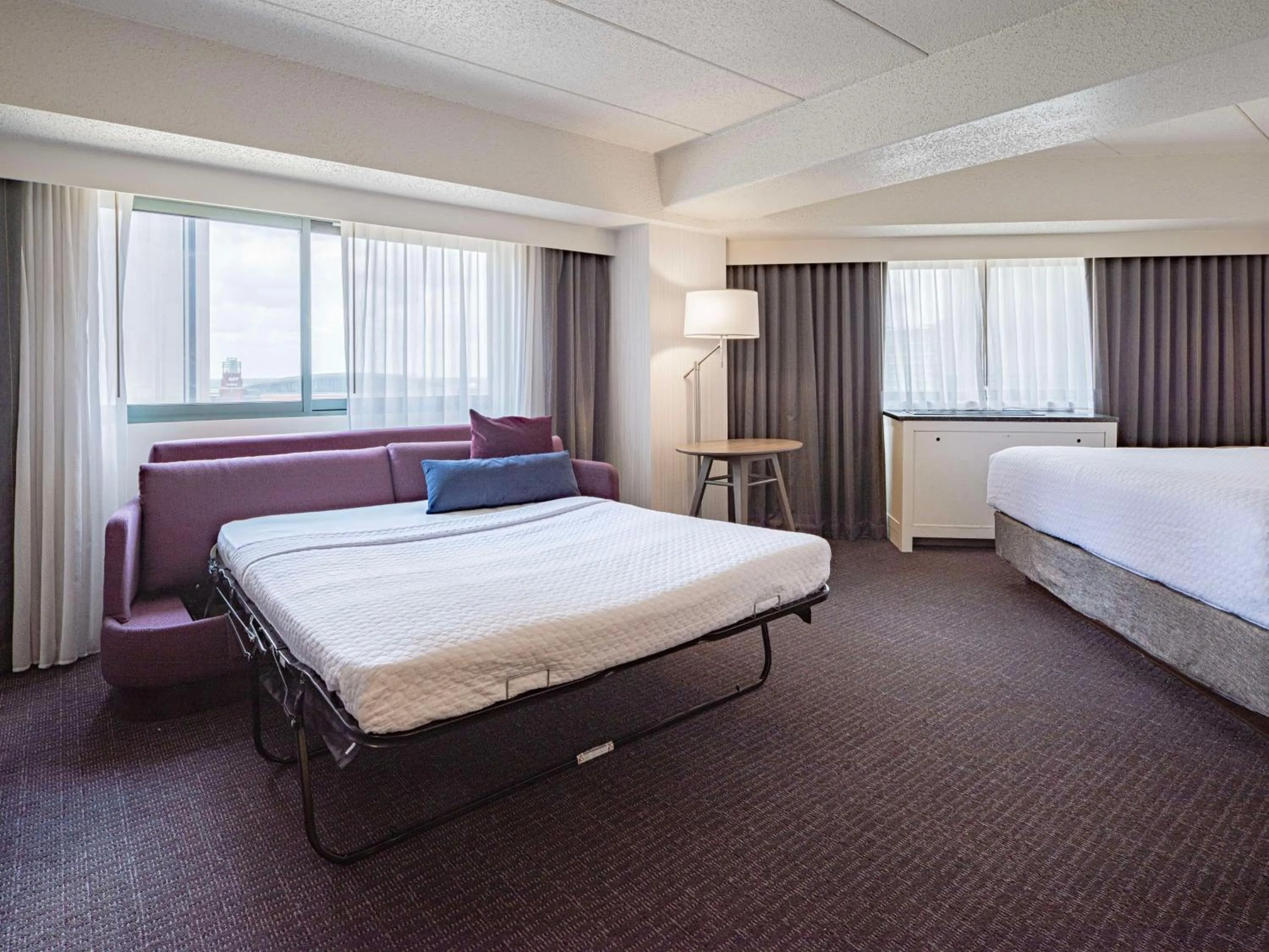 Bedroom, Bed in Sonesta Columbus Downtown