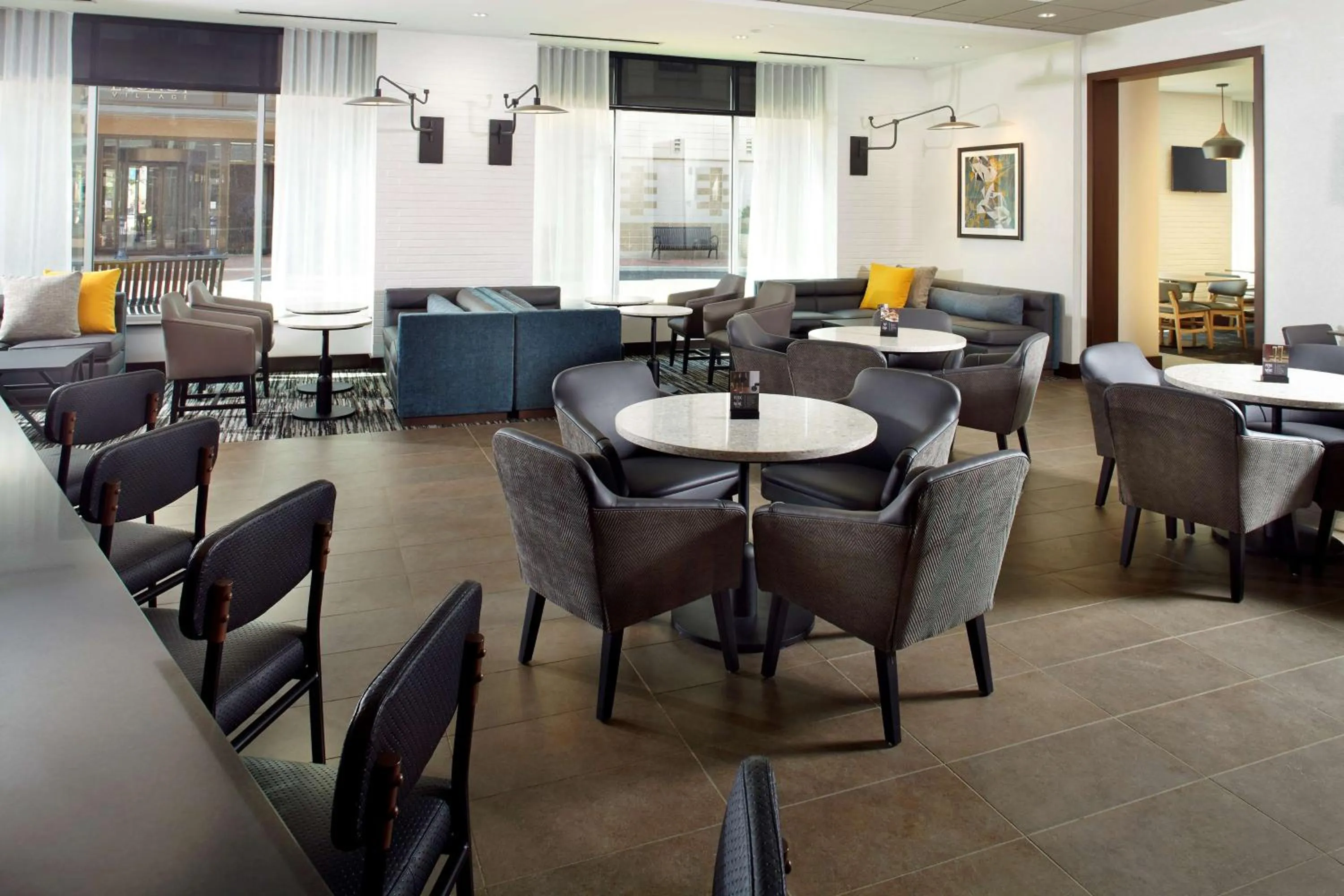 Restaurant/places to eat in Hyatt Place Cleveland/Lyndhurst/Legacy Village